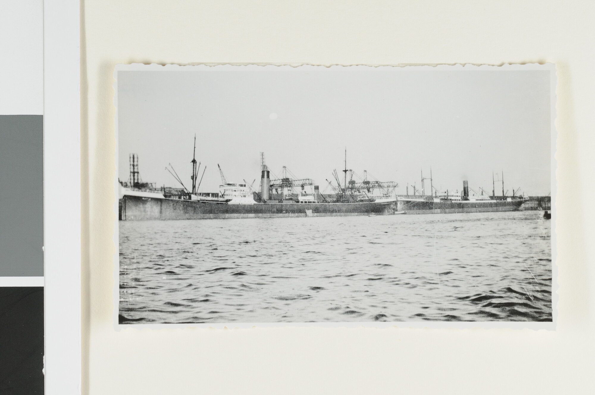 S.4380(04)397; De vrachtschepen ss. Mapia en Krakatau in Amsterdam; foto
