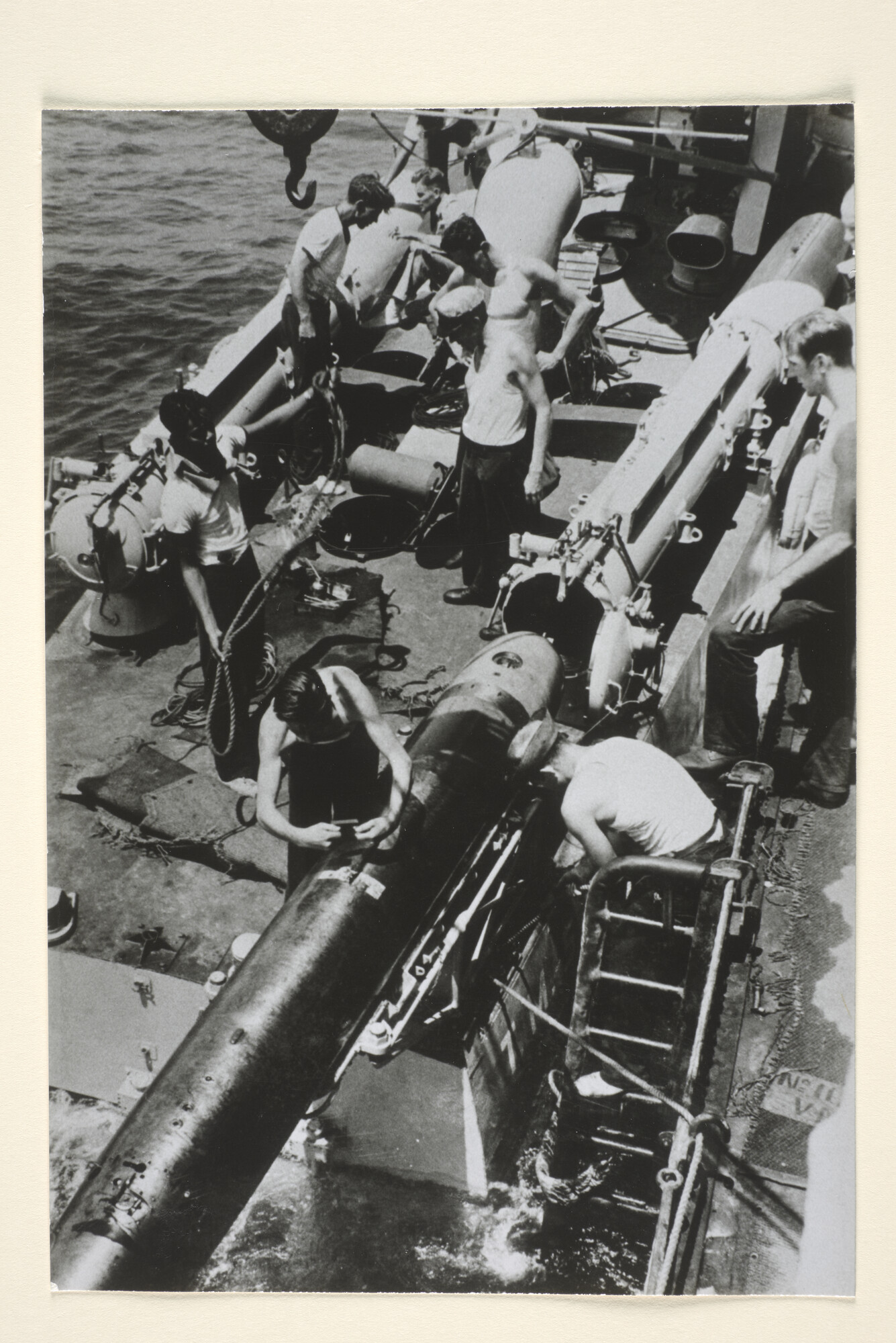 1995.1303; Reproductiefoto's van motortorpedoboot 'TM 5' tijdens oefeningen in de Indische wateren; fotoreportage