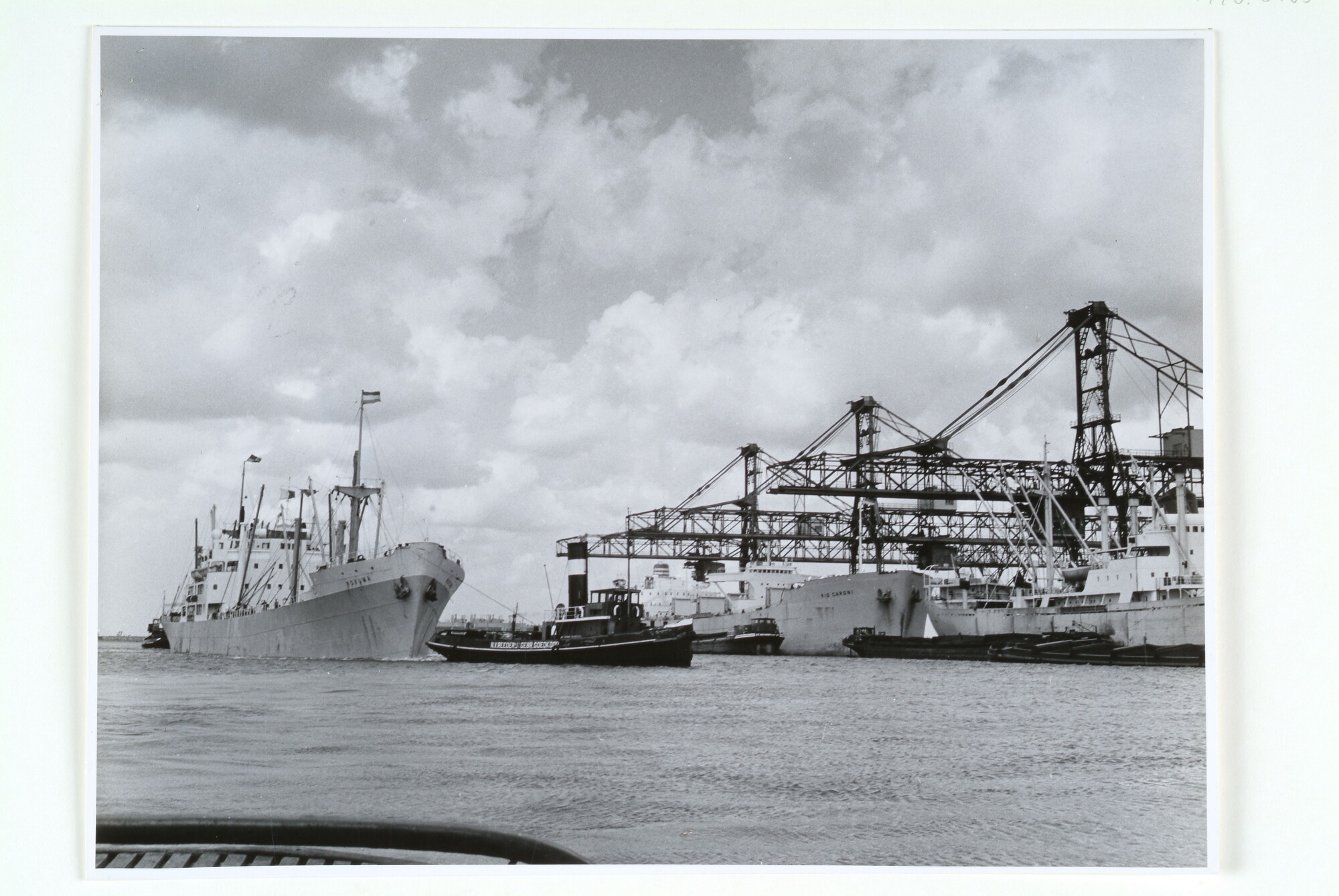 1998.0183; Het Portugese vrachtschip ms. 'Rovuma' komt aan bij het OBA in de Westhaven; foto