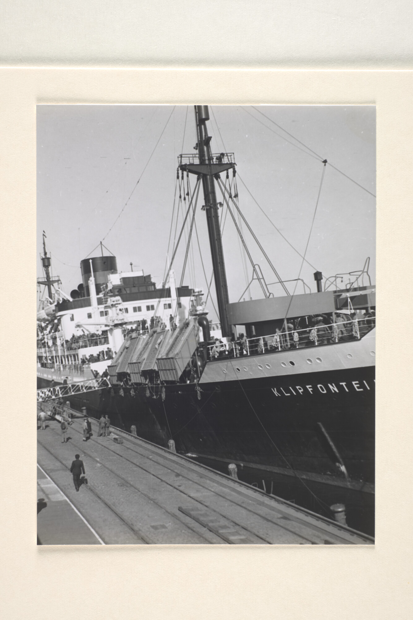 1996.3104; Het vracht-passagiersschip ms. 'Klipfontein' van de VNS; foto