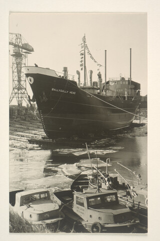 S.5219(12)0158; Foto's van de tewaterlating van de op de dwarshelling van het bij de ASM gebouwde Noord-Ierse vrachtschip ms. 'Balleygalley Head'; fotoreportage