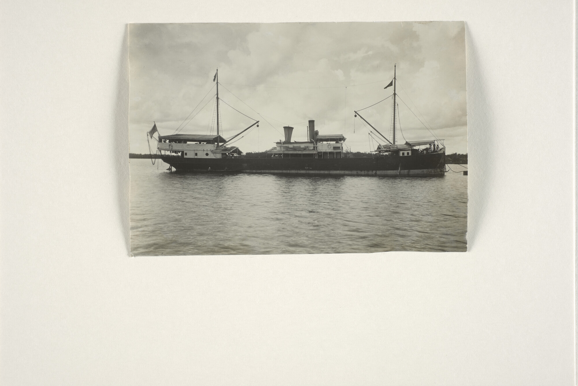1994.1366; De stoomlichter 'Brandan' voor anker liggende ergens in Nederlands Indië; foto