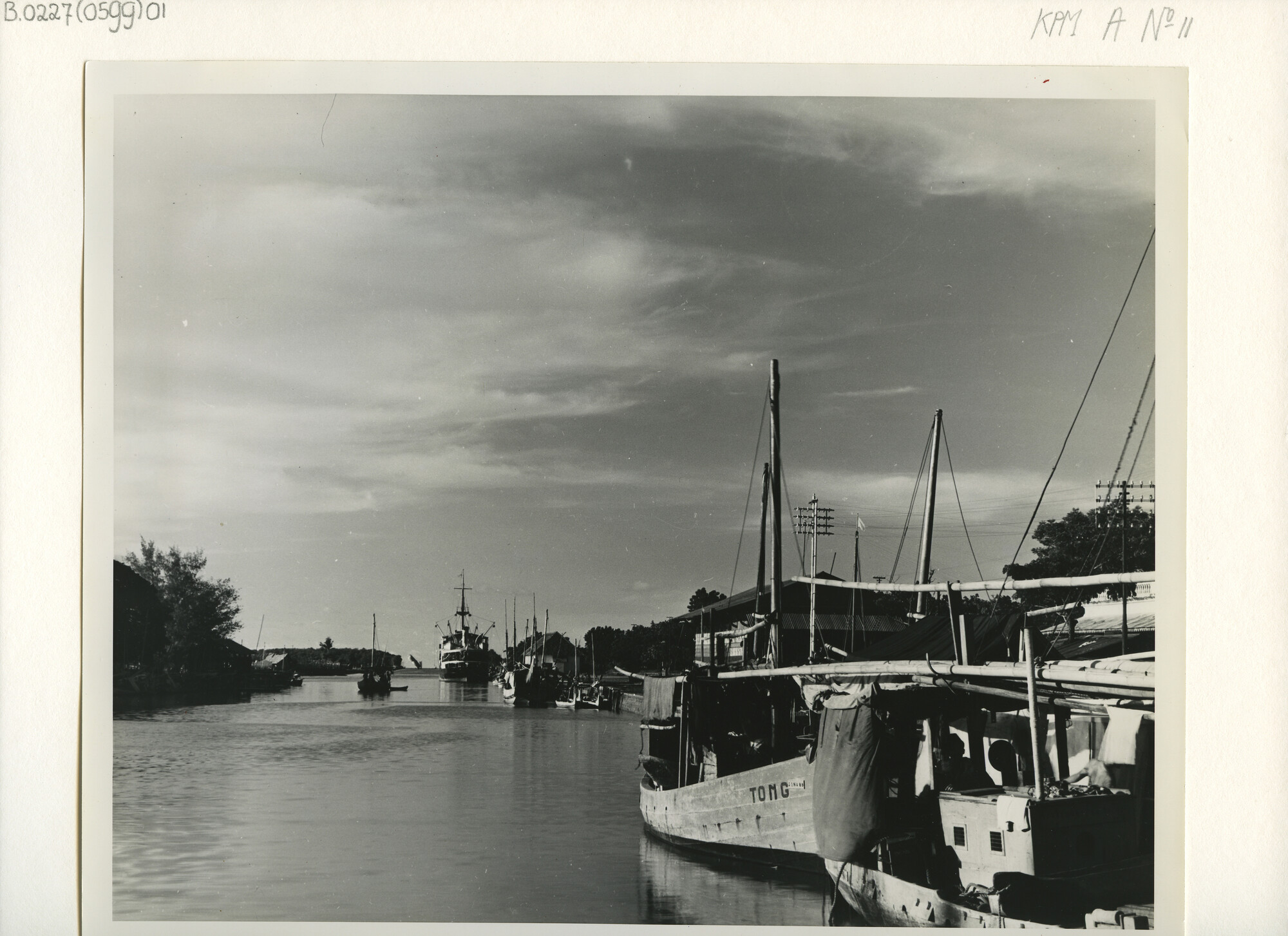 B.0227(0599)01; Overzicht van de Prauwenhaven te Tandjong Priok; foto