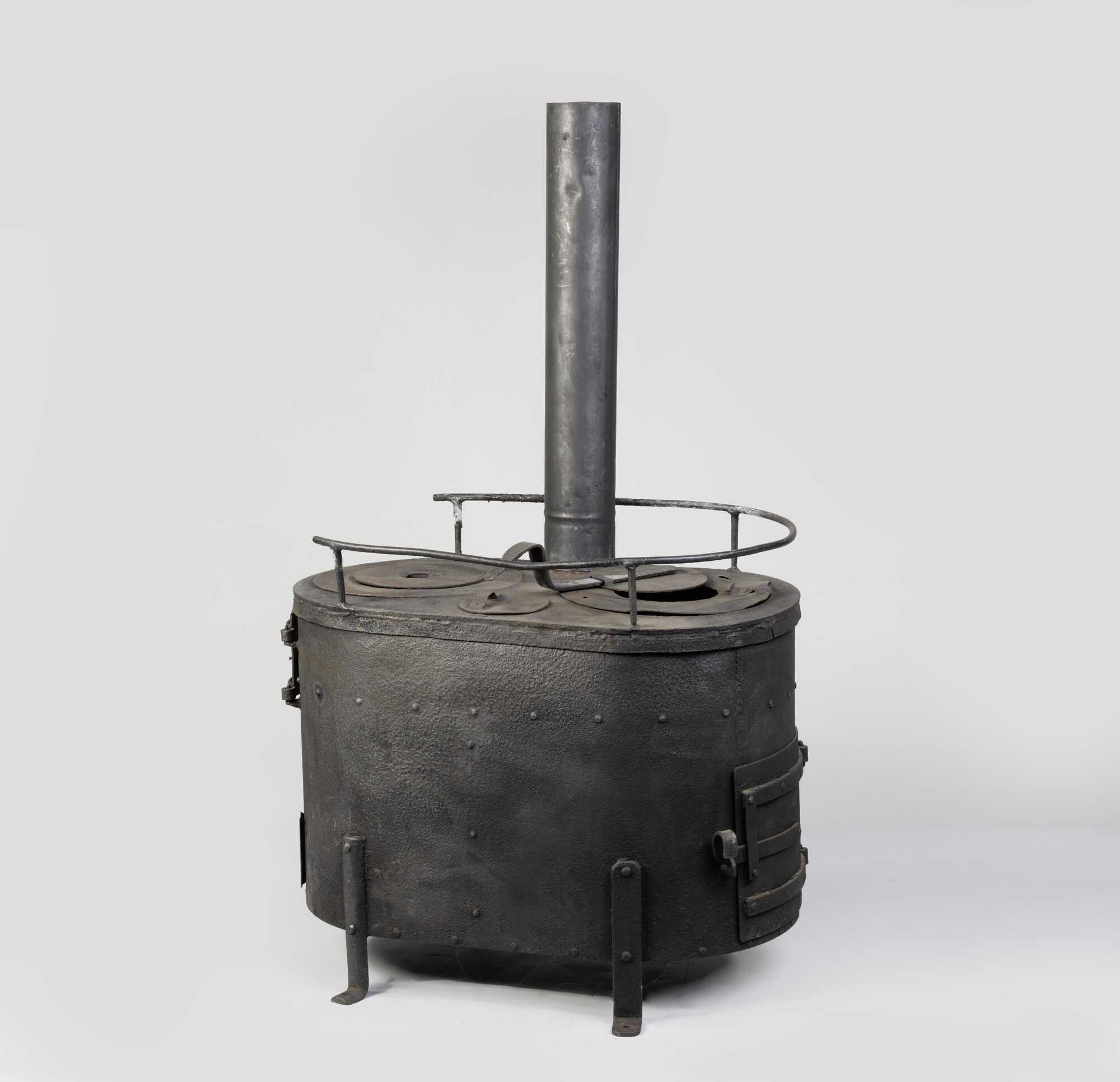 S.4965(08); Fornuis, zwart gietijzer, afkomstig van een Vlaardingse logger; fornuis