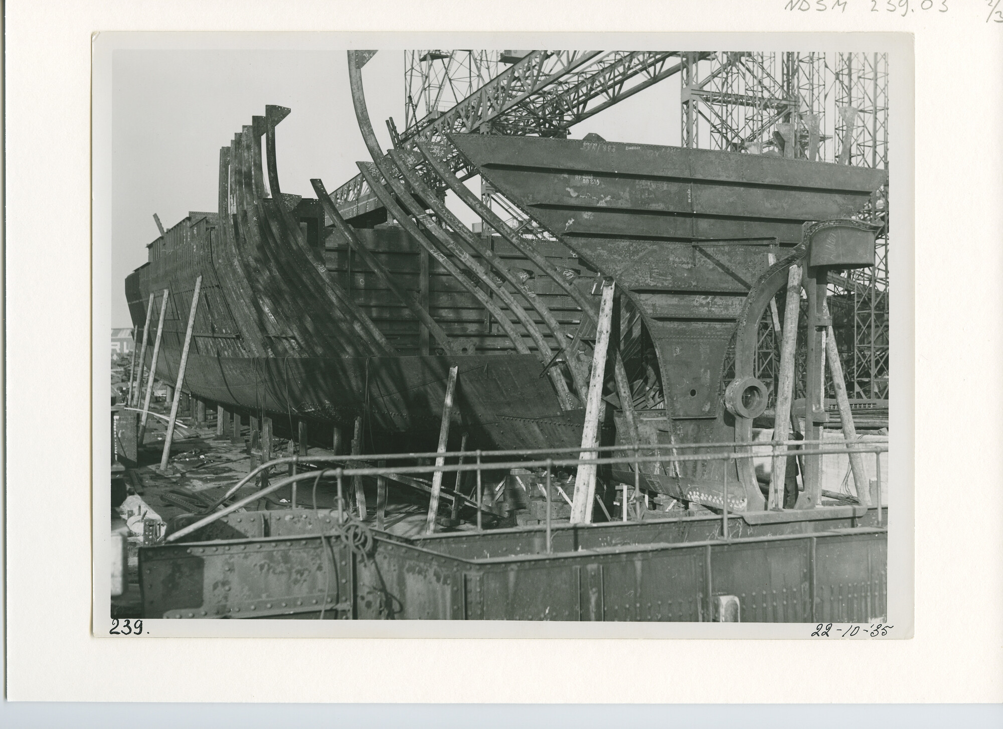 S.5444(1221)17; Foto van het vrachtschip ms. Kosarev in aanbouw bij de NSM; foto
