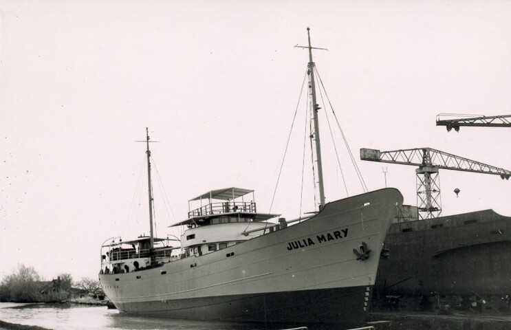 2001.1741; Foto's van de coaster ms. 'Julia Mary' van Terwogt & Lagers te Amsterdam afgemeerd aan de afbouwkade bij J.G. Bröerken te Westerbroek [...]; fotoreportage