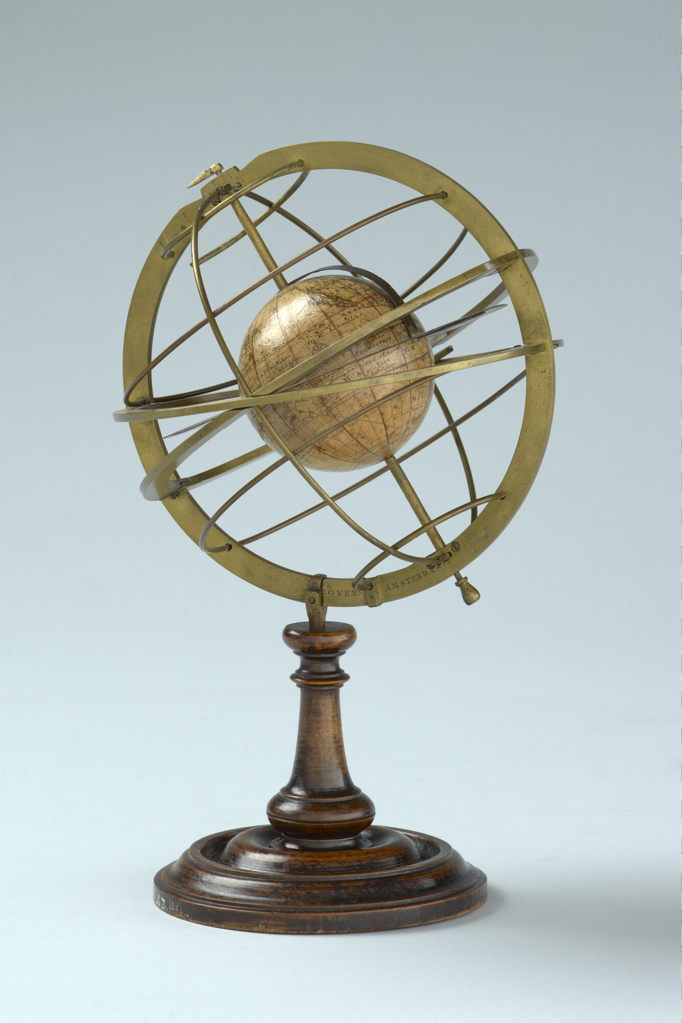 A.0063(01); Armillarsfeer van Cornelis Covens, ca. 1800, met aardglobe van 7,75 cm door Gerhard en Leonard Valk, Amsterdam, 1715-1728; armillairsfeer