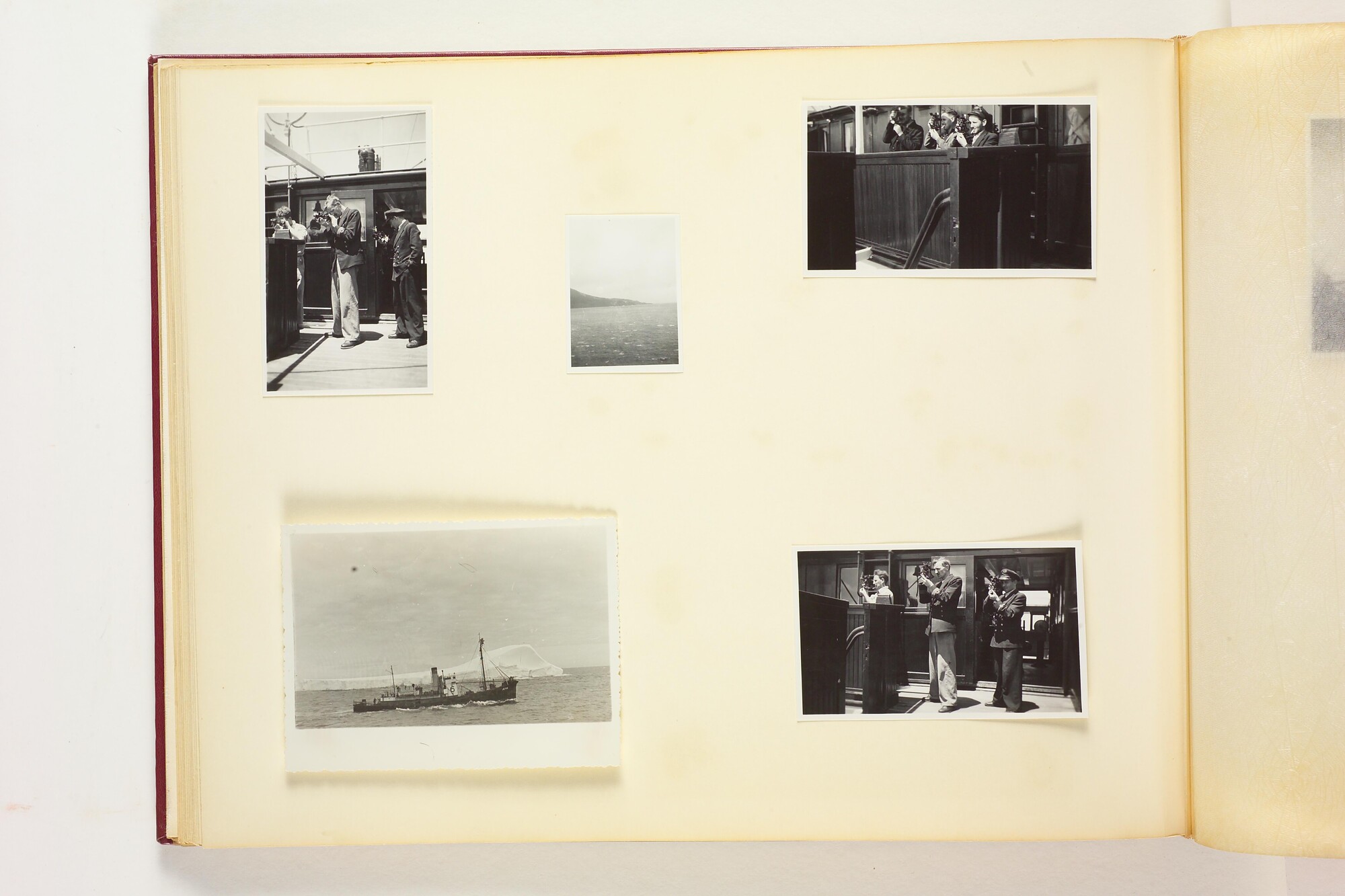 1990.0580; Eerste album met foto's van het walvismoederschip ms. Willem Barendsz (I); fotoalbum