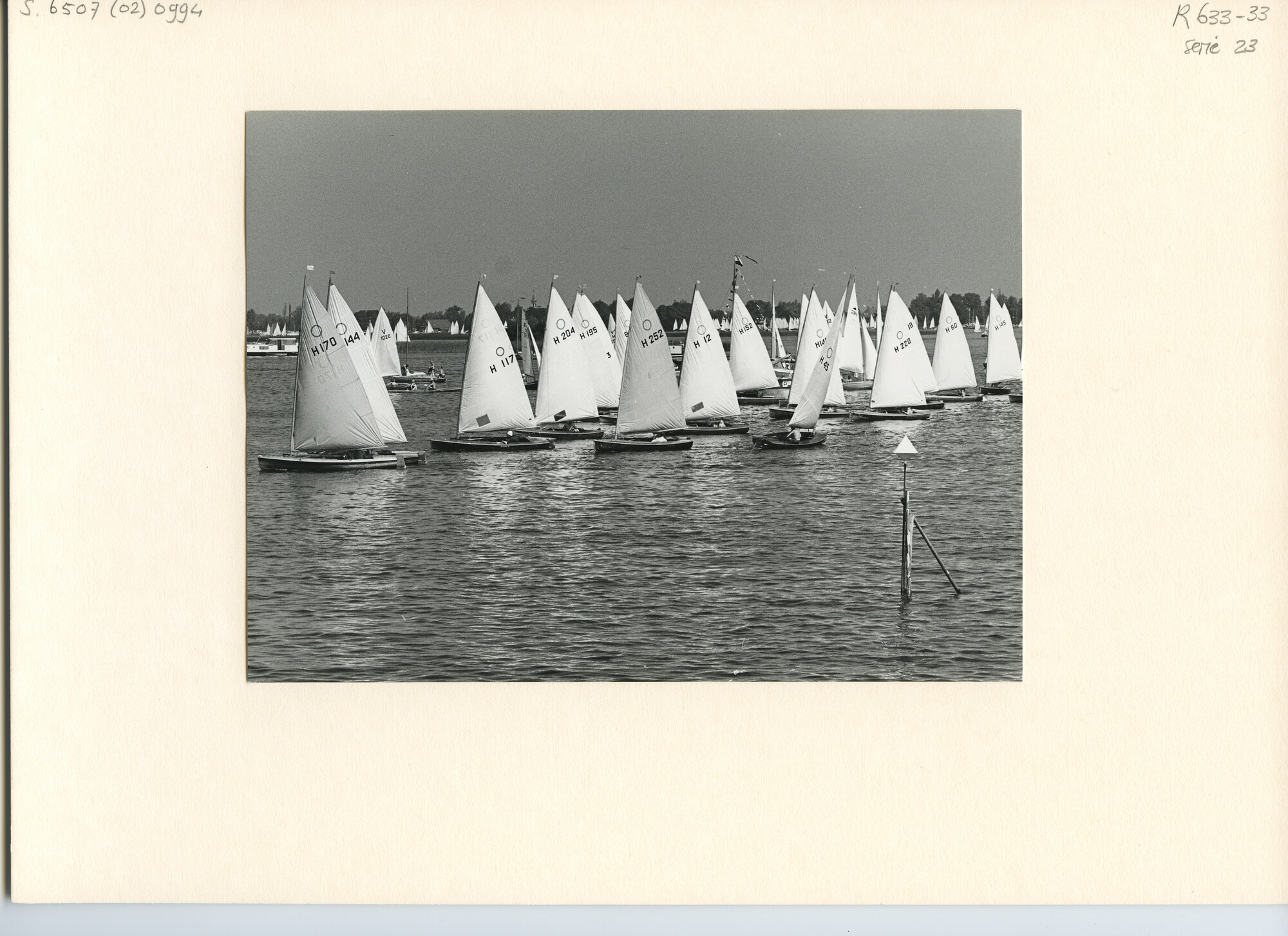 S.6507(02)0994.01; Zwart-wit foto van de O-jollen-klasse op de Loosdrechtse Plassen; foto