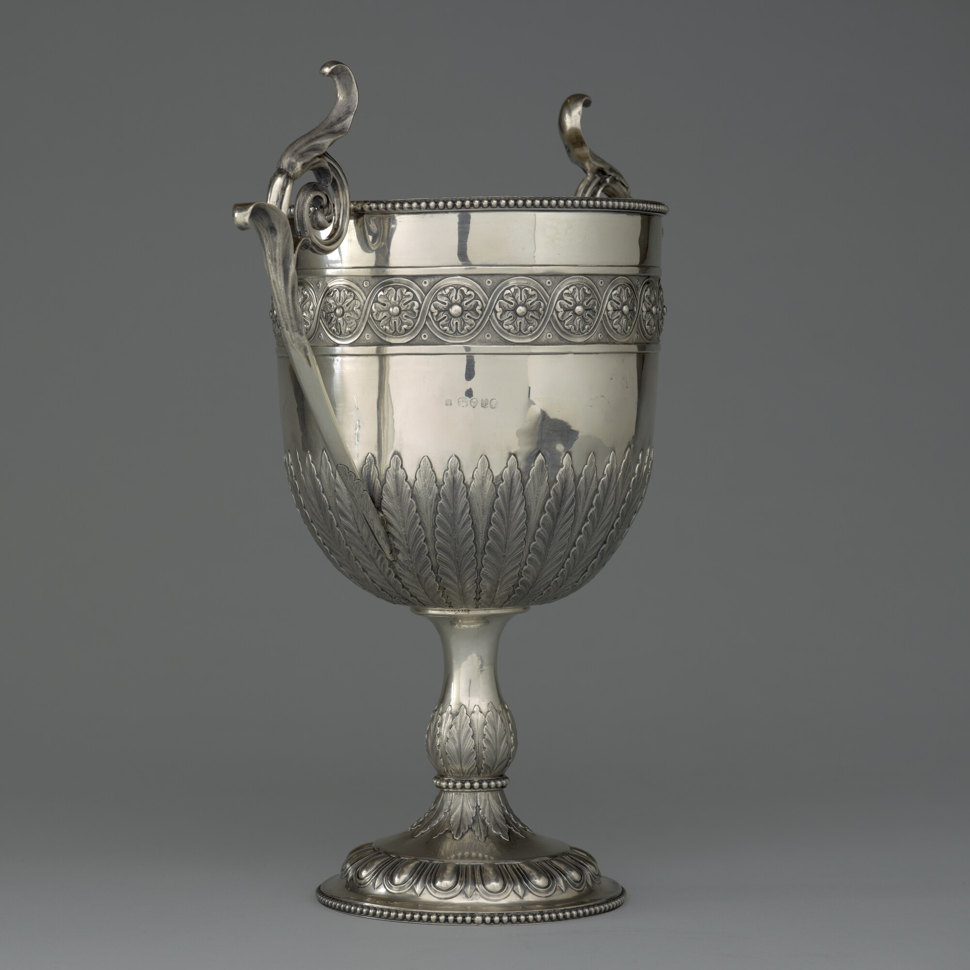 S.0090(01); Zilveren bokaal op hoge voet met twee handgrepen; trofee (prijs)