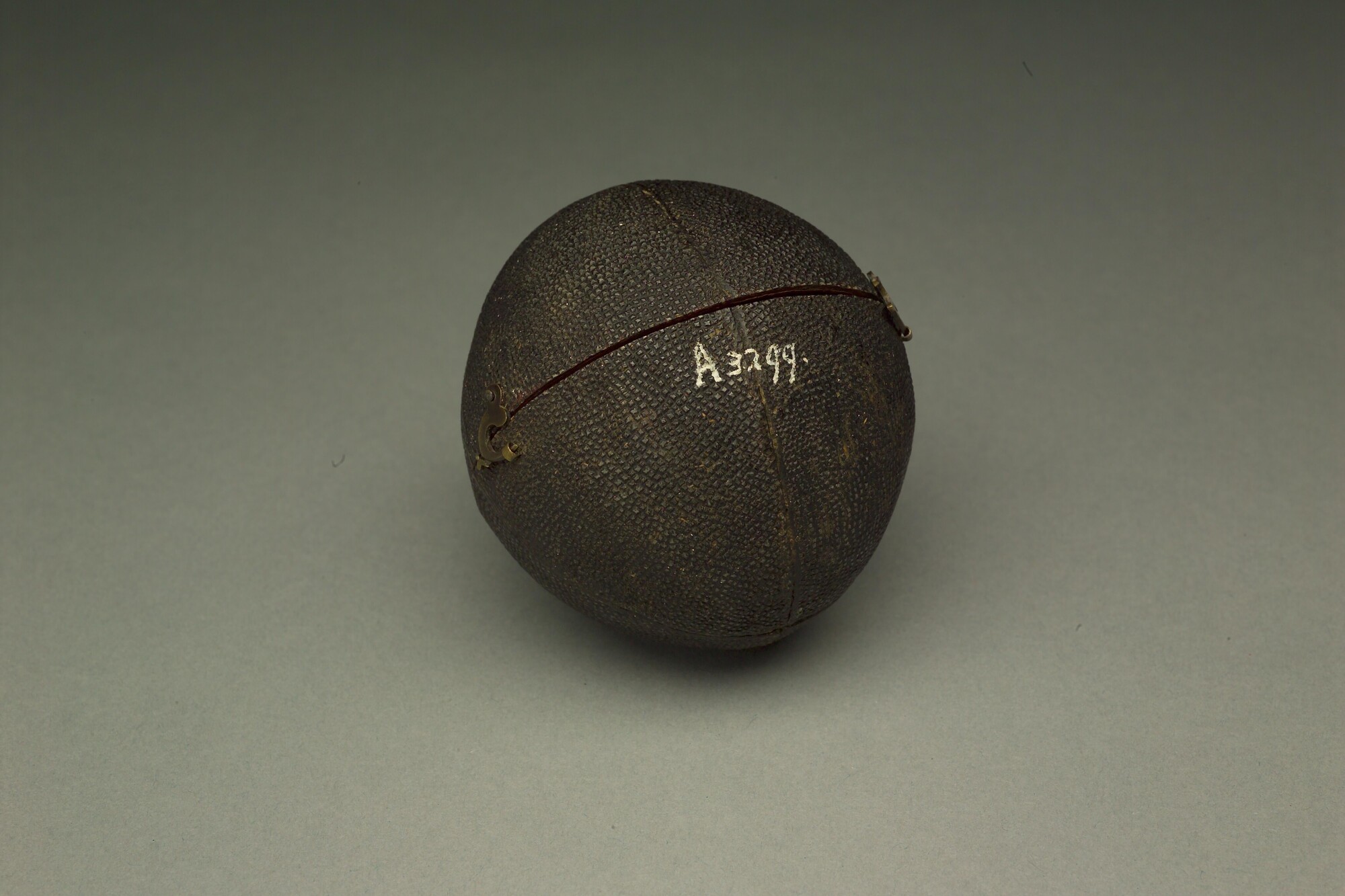 A.3299; Zakglobe van 6,75 cm, in foudraal, door Joseph Moxon, circa 1670; globe