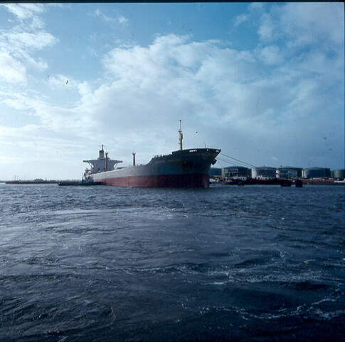 S.9100(8630); Dia van de 'Atlantic Princess' op sleep door sleepboten van Reederij Goedkoop; diapositief