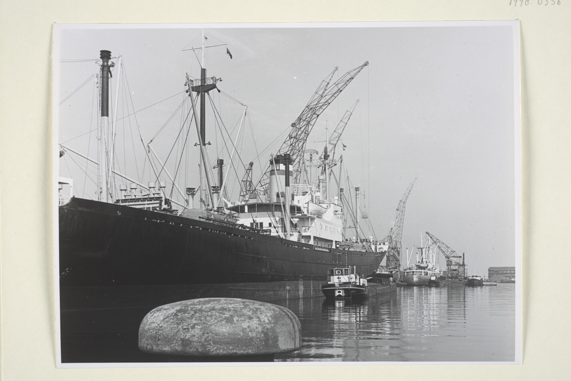 1998.0356; Het Duitse vrachtschip ms. 'Ludwigshaven' van de Hamburg-Amerika Linie ligt afgemeerd bij de etablissementen van Müller & Co; foto