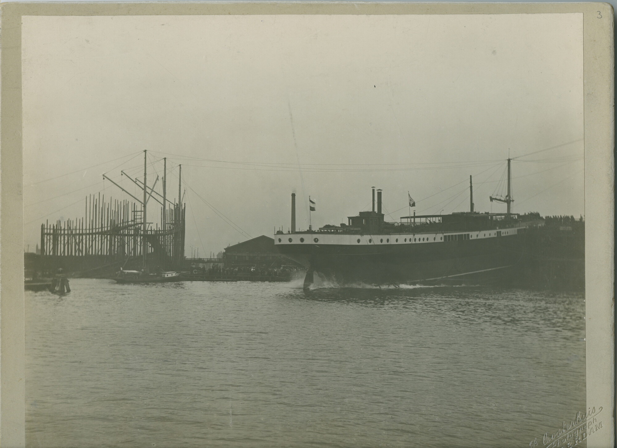 S.5444(0109)3; Foto van de tewaterlating van het vracht- en passagiersschip ss. Van Riemsdijk; foto