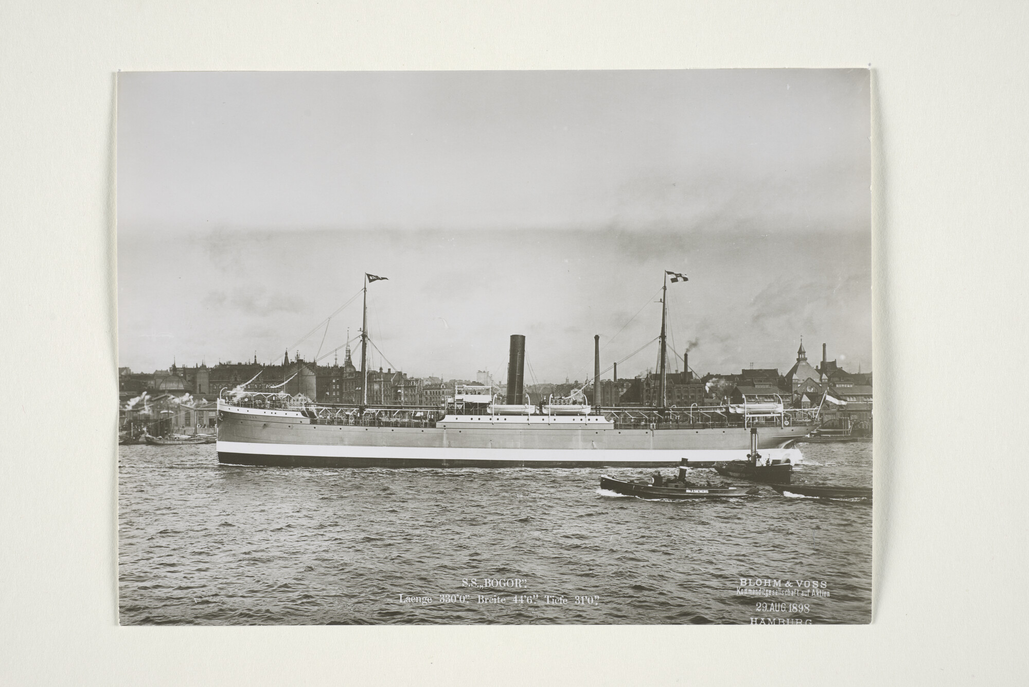 1999.0014; Het vrachtschip ss. 'Bogor' gebouwd bij Blohm & Vos te Hamburg in opdracht van de Rotterdamsche Lloyd bij het vertrek uit Hamburg bakboordaanzicht [...]; foto