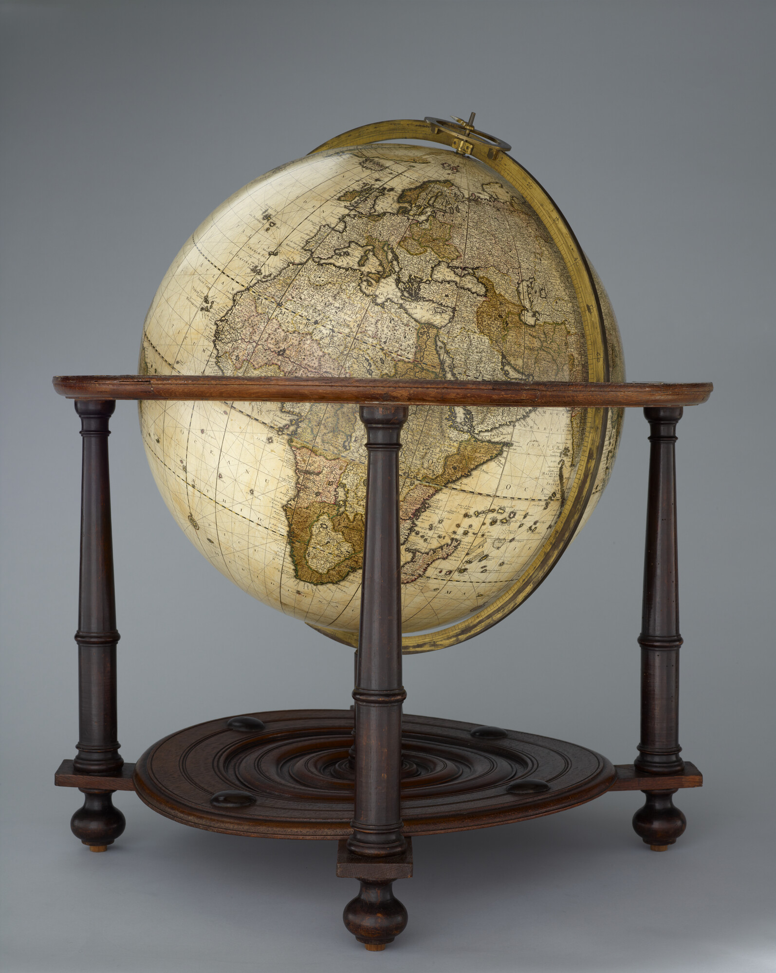 S.1766(01); Aardglobe van 62 cm. in doorsnede door Gerard en Leonard Valk, 1745; globe