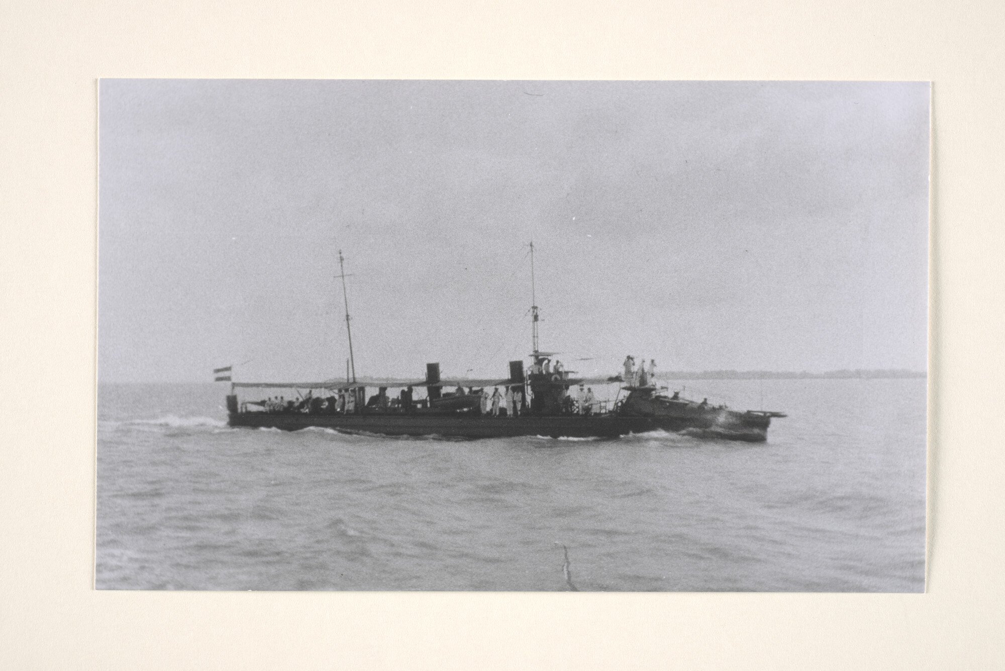 1995.1457; 'De onderzeeboot 'K IX' in zicht': De torpedoboot Hr.Ms. 'Zeeslang' gezien tijdens oefeningen in het Westervaarwater (nabij Soerabaja) [...]; foto