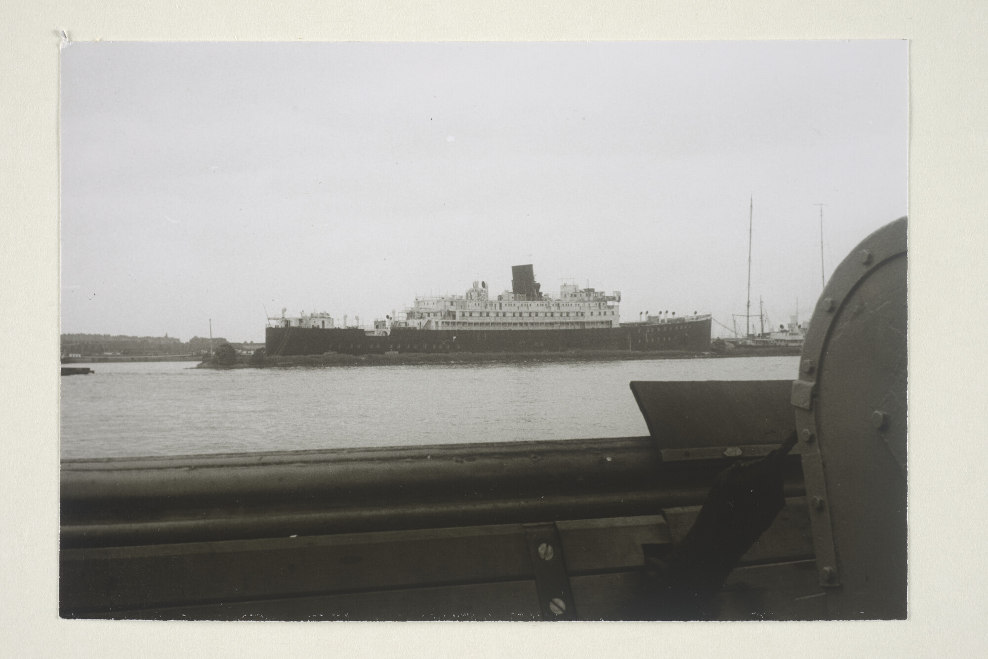 2000.2608; De ms. Caledonia, ingericht voor de huisvesting van studenten; foto