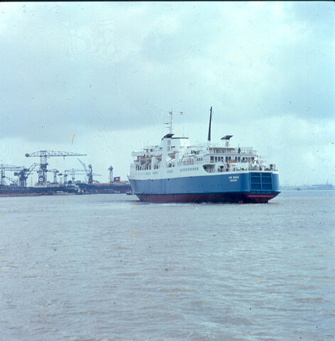 S.9100(3986); Dia van Zweedse veerboot 'Tor Anglia' van Rederi A/B Tor Line; diapositief
