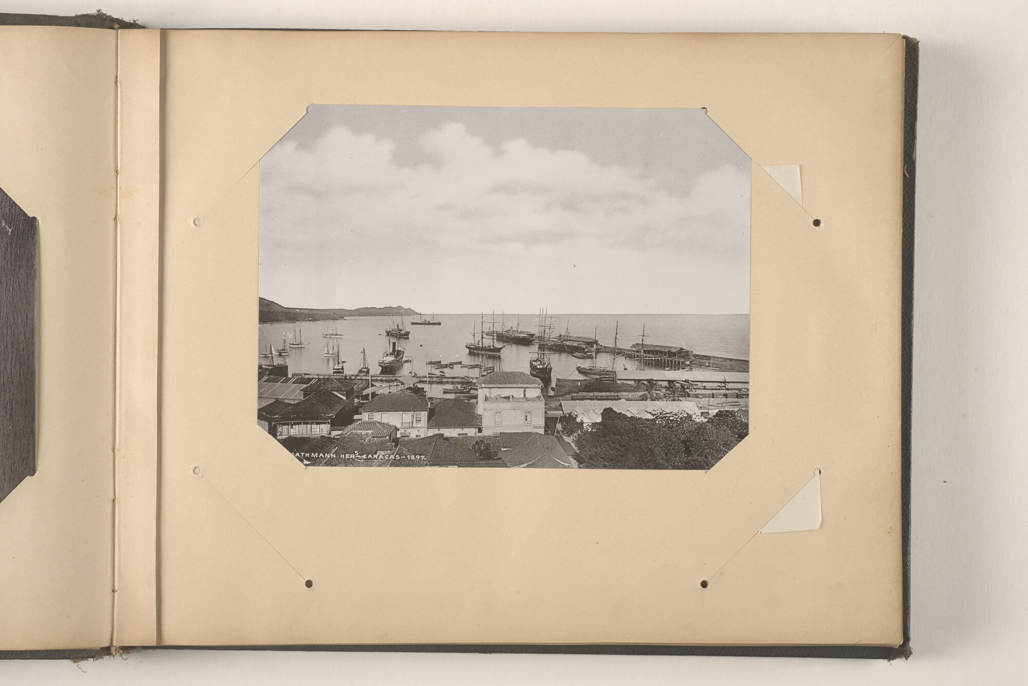 2015.0862; Fotoalbum met souvenirfoto’s verzameld tijdens de reizen van James Reginald Filz, 18 oktober 1901 t/m september 1904; fotoalbum