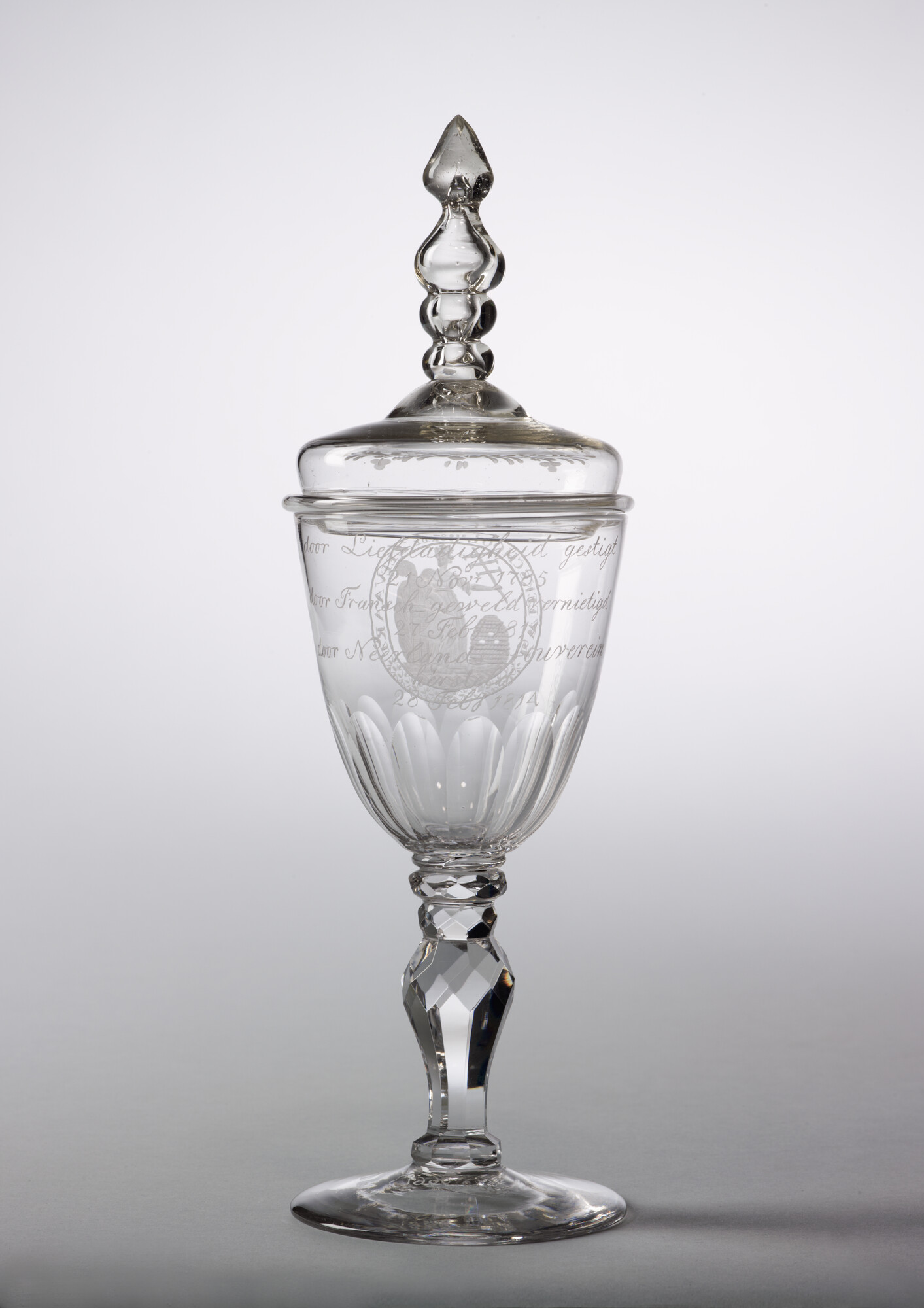 1990.0932; Dekselbokaal ter ere van de heropening van de Kweekschool voor de Zeevaart in 1814; drinkglas