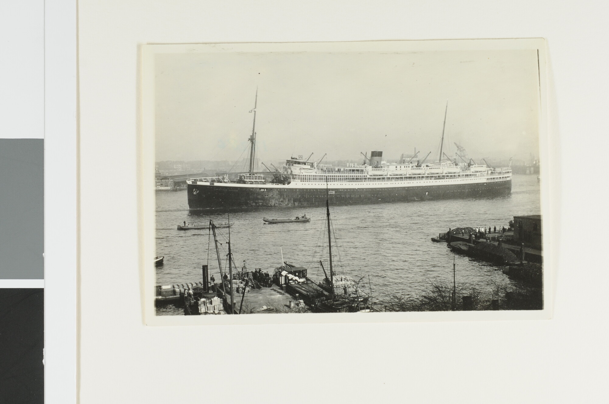 S.3565(39); Het mailschip ms. Christiaan Huygens van de SMN bij vertrek uit Amsterdam; foto