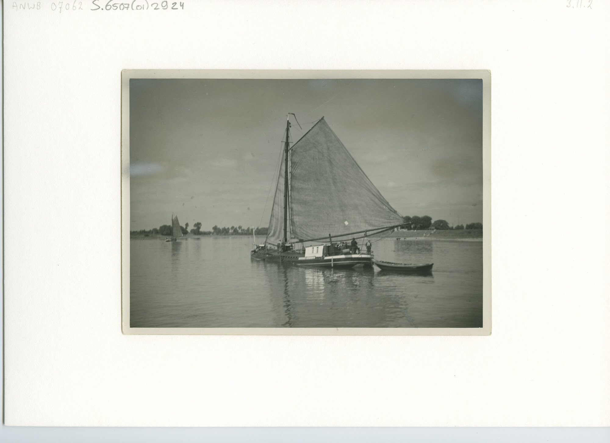 S.6507(01)2924; Een halve wind zeilend beladen klippervrachtschip op de Rijn; foto