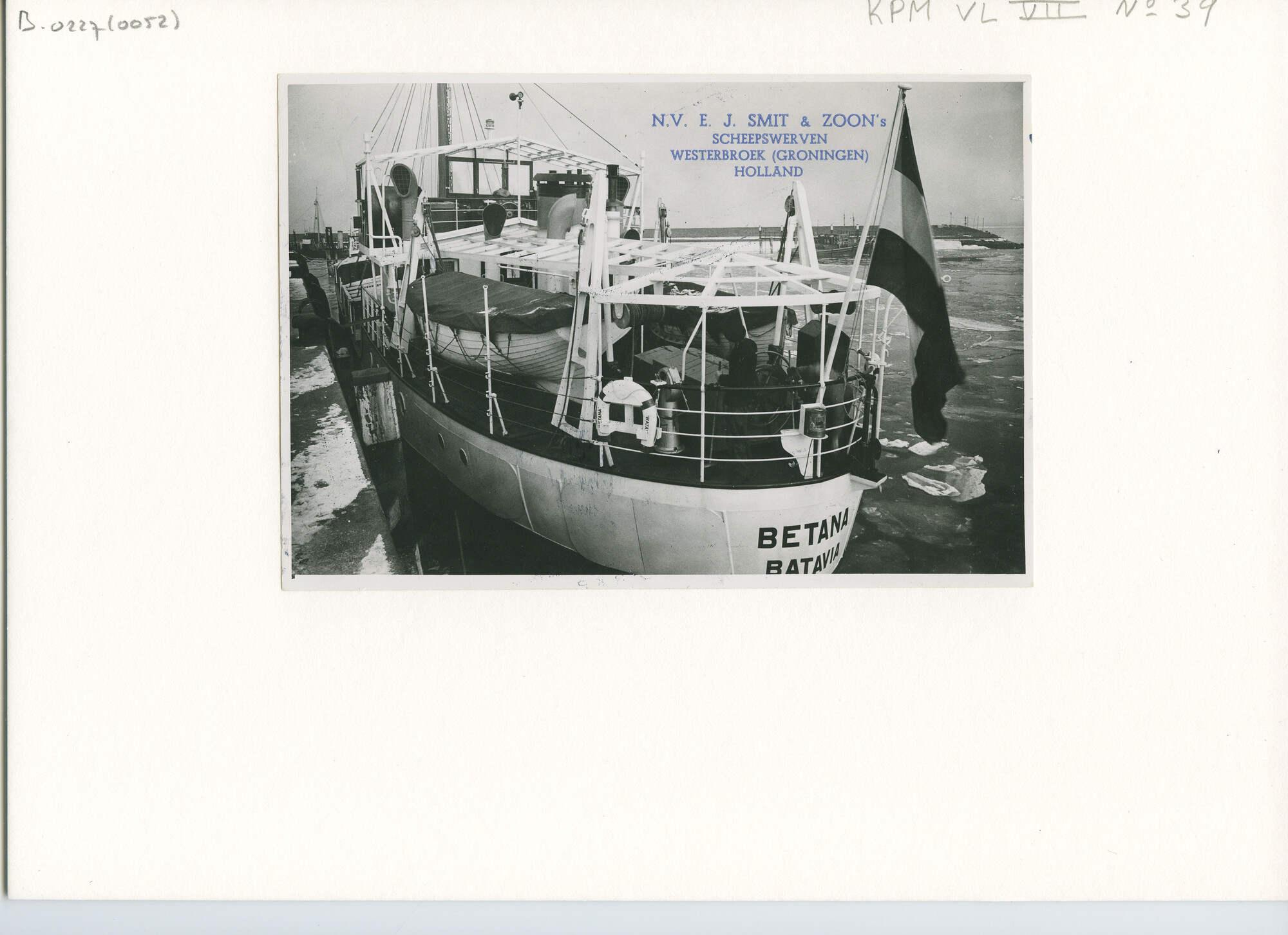 B.0227(0052); Foto van de coaster ms. Betana afgemeerd in de haven van Delfzijl; foto