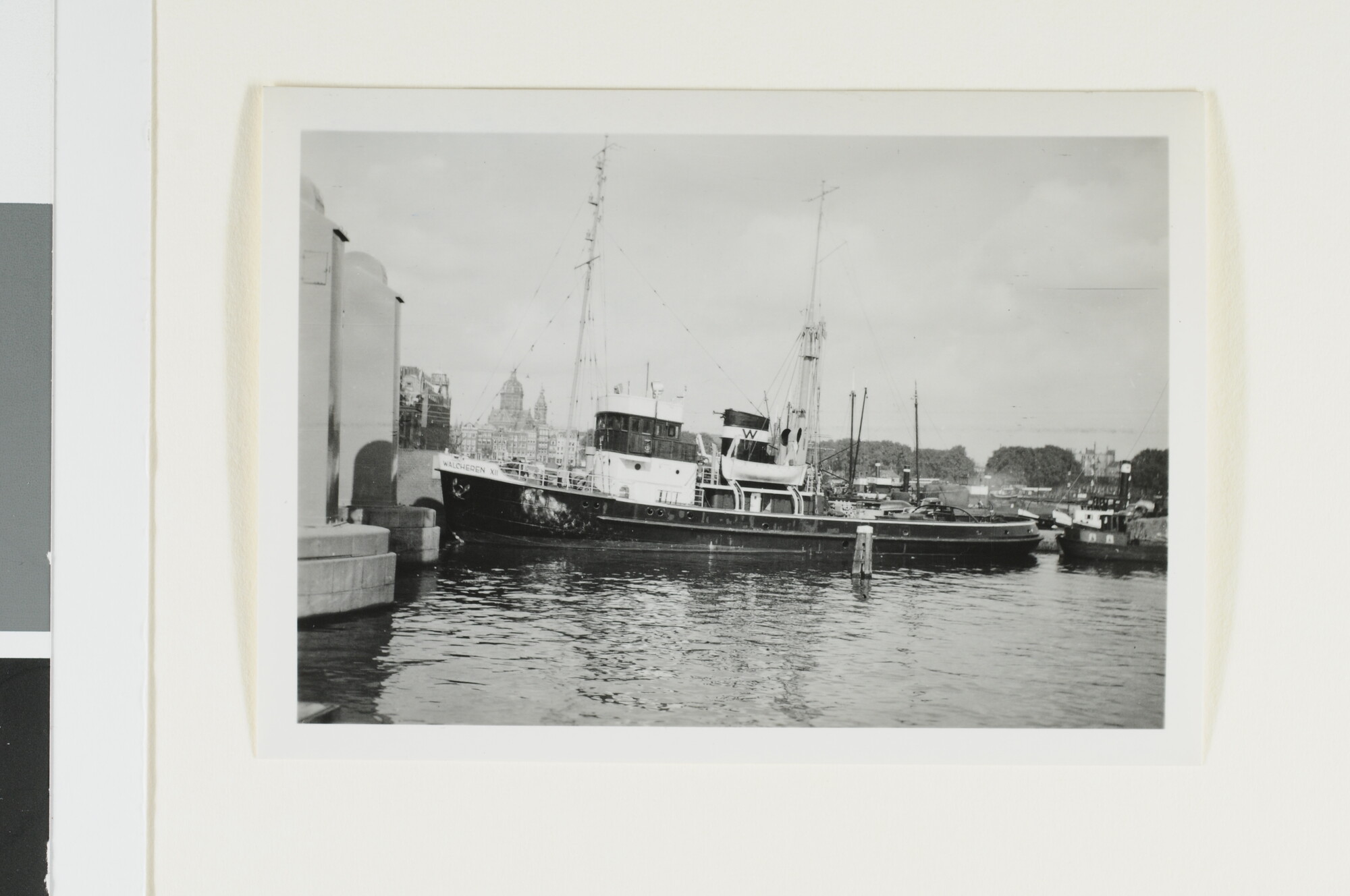 S.4380(04)647; De sleepboot 'Walcheren XII' (voormalige Engelse oorlogsbuit 'Atlas') ligt afgemeerd aan de Prins Hendrikkade [...]; foto