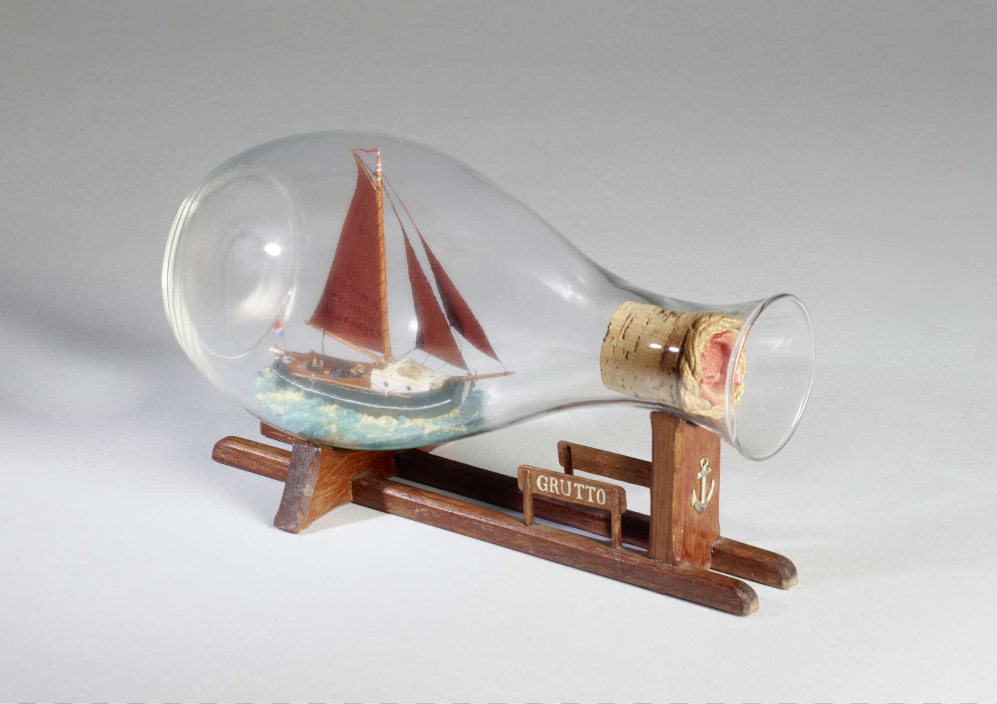 2017.0806; Model van de zeeschouw Grutto in een fles; scheepsmodel