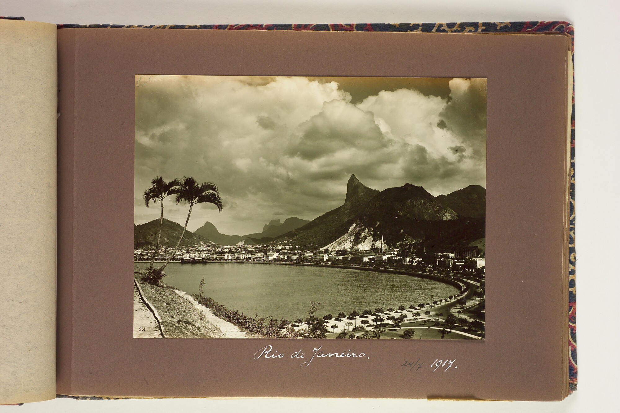 S.5679(01); Album van C.R. van Blijenburgh met foto's gemaakt tijdens reizen tussen 1901; fotoalbum