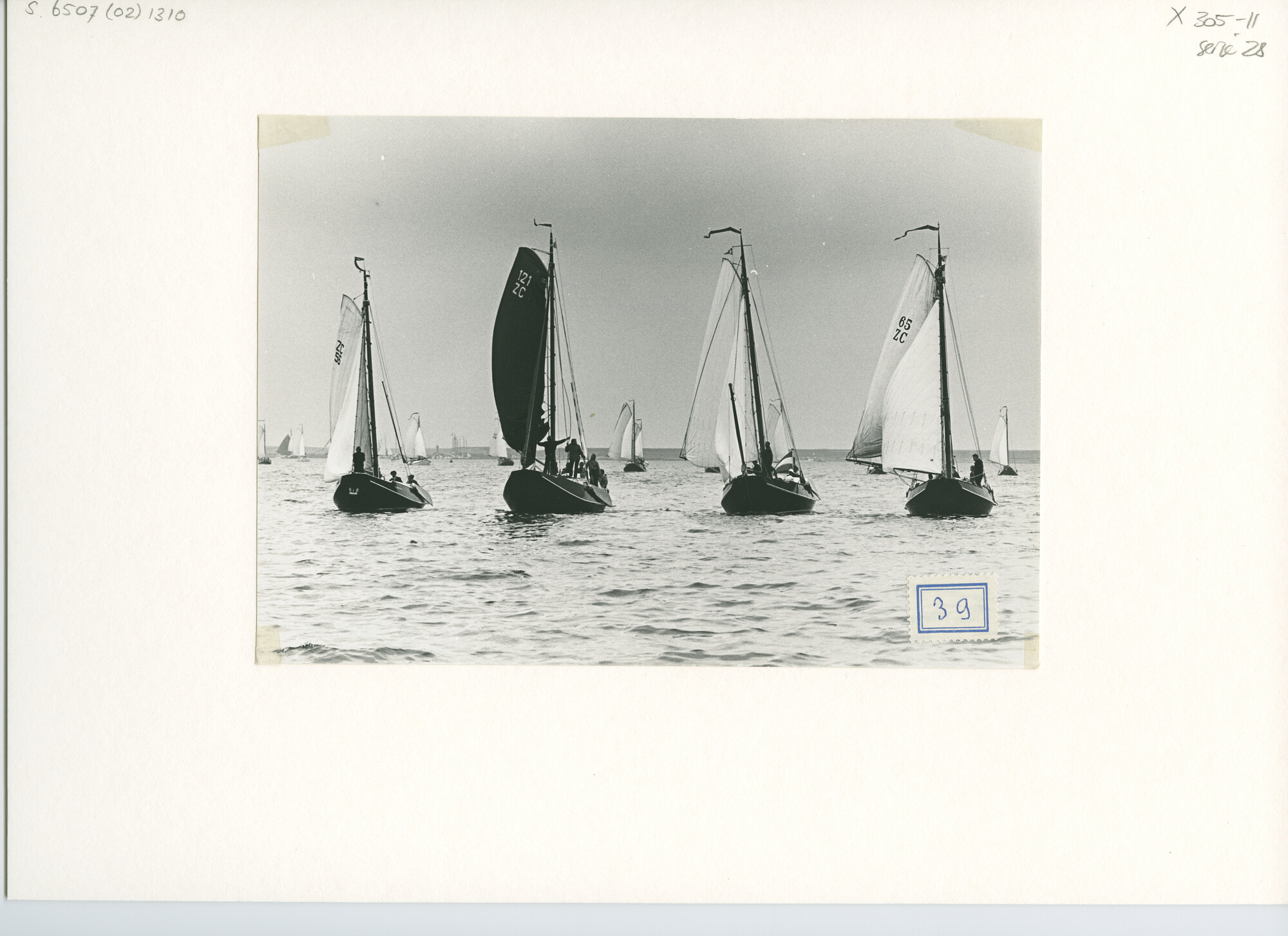 S.6507(02)1310; Zwart-wit foto van de reünie van ronde en platbodemjachten te Willemstad; foto