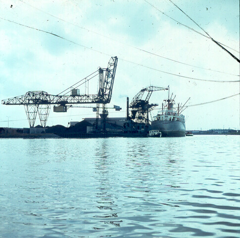 S.9100(1318); Dia Amsterdams Havenbedrijf (AHB) aan Usselincxhaven te Amsterdam; diapositief