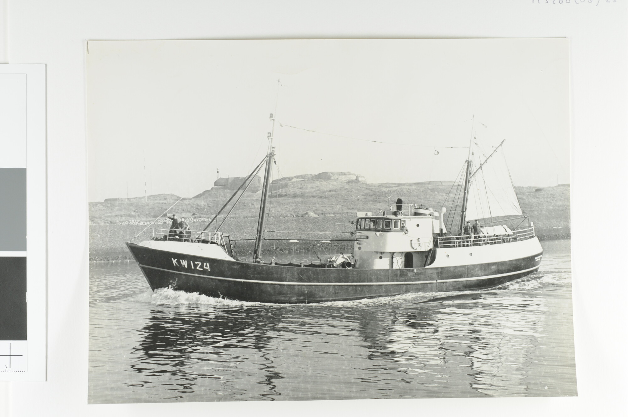 A.5260(08)25; De motorkotter 'Sursum Corda' (KW 124) van M. Kuijt te Katwijk aan Zee; foto