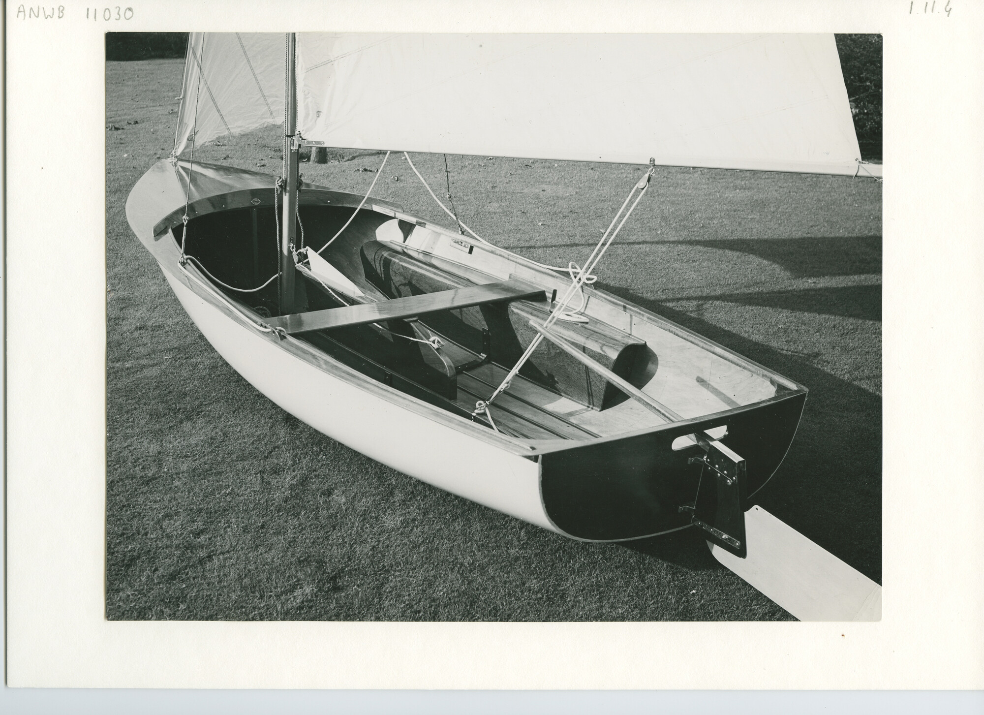 S.6507(01)0249.02; Foto van een plakhouten Stern nummer 19 opgetuigd op een grasveld.; foto