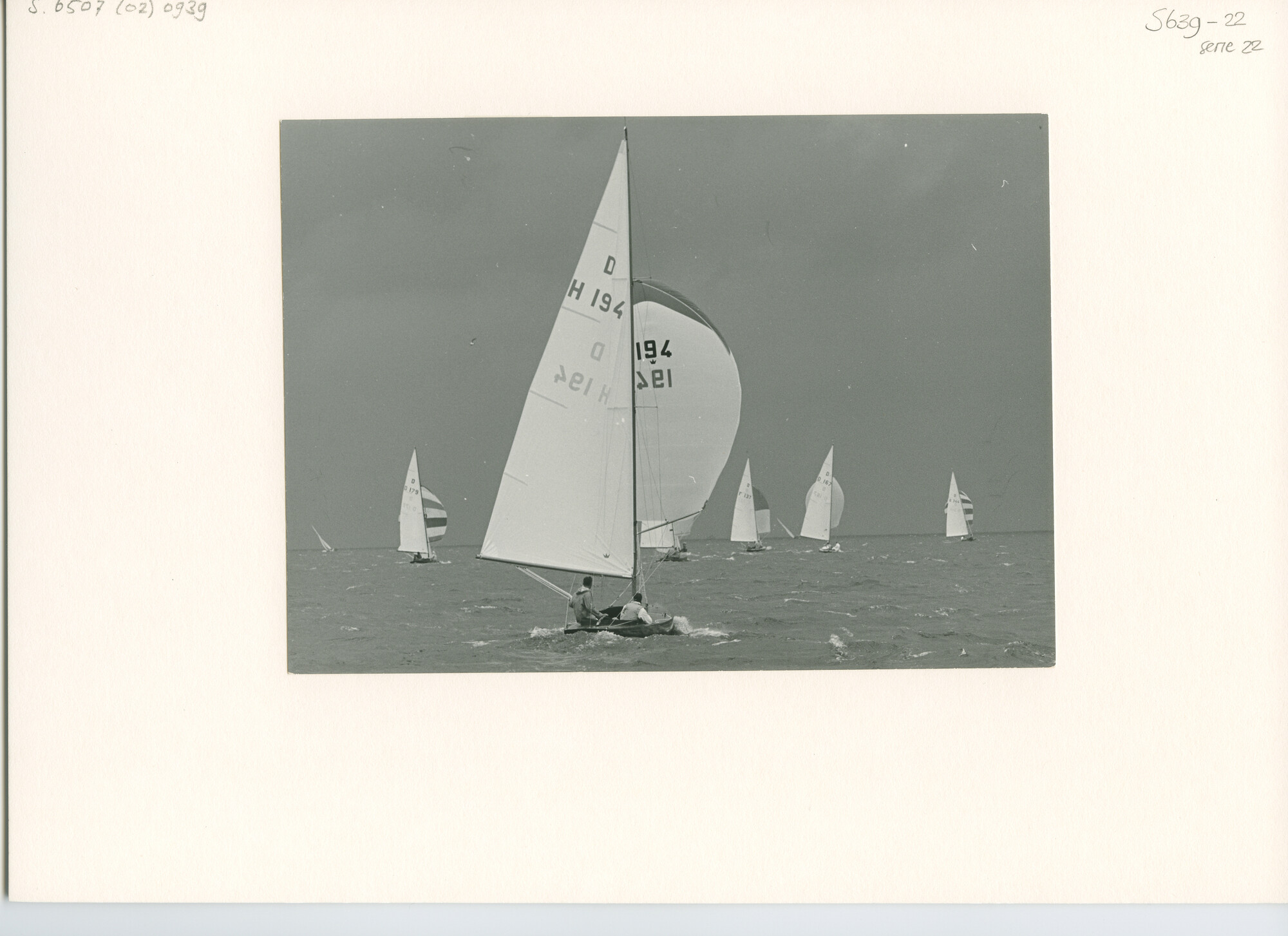 S.6507(02)0939.05; Zwart-wit foto van een wedstrijd in de Drakenklasse op het IJsselmeer voor Medemblik om de Internationale Dragon Gold Cup; foto