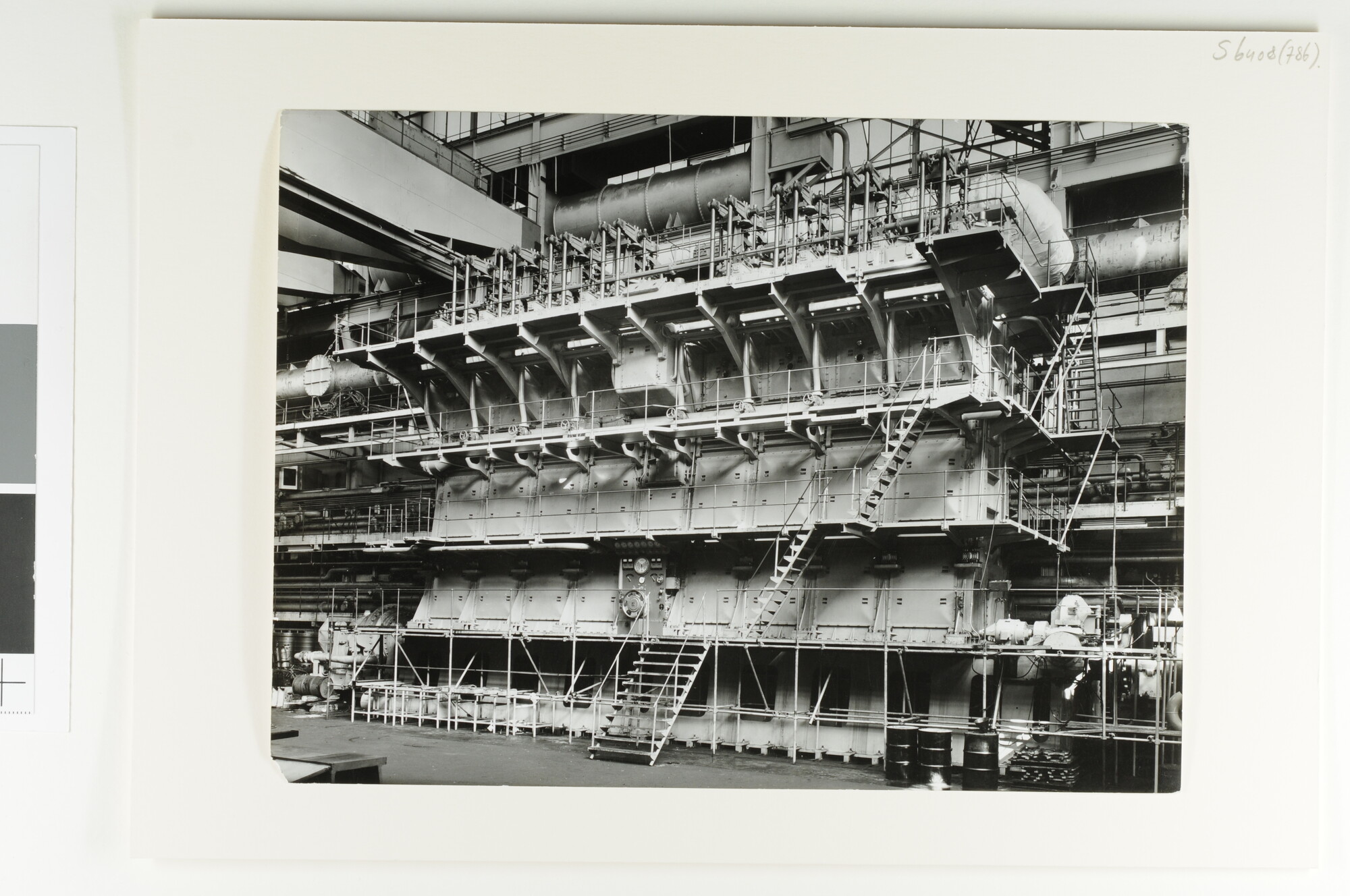 S.6408(0786); De 8 cilinder scheepsmotor voor het vrachtschip ms. Neder Rijn van de SMN; foto