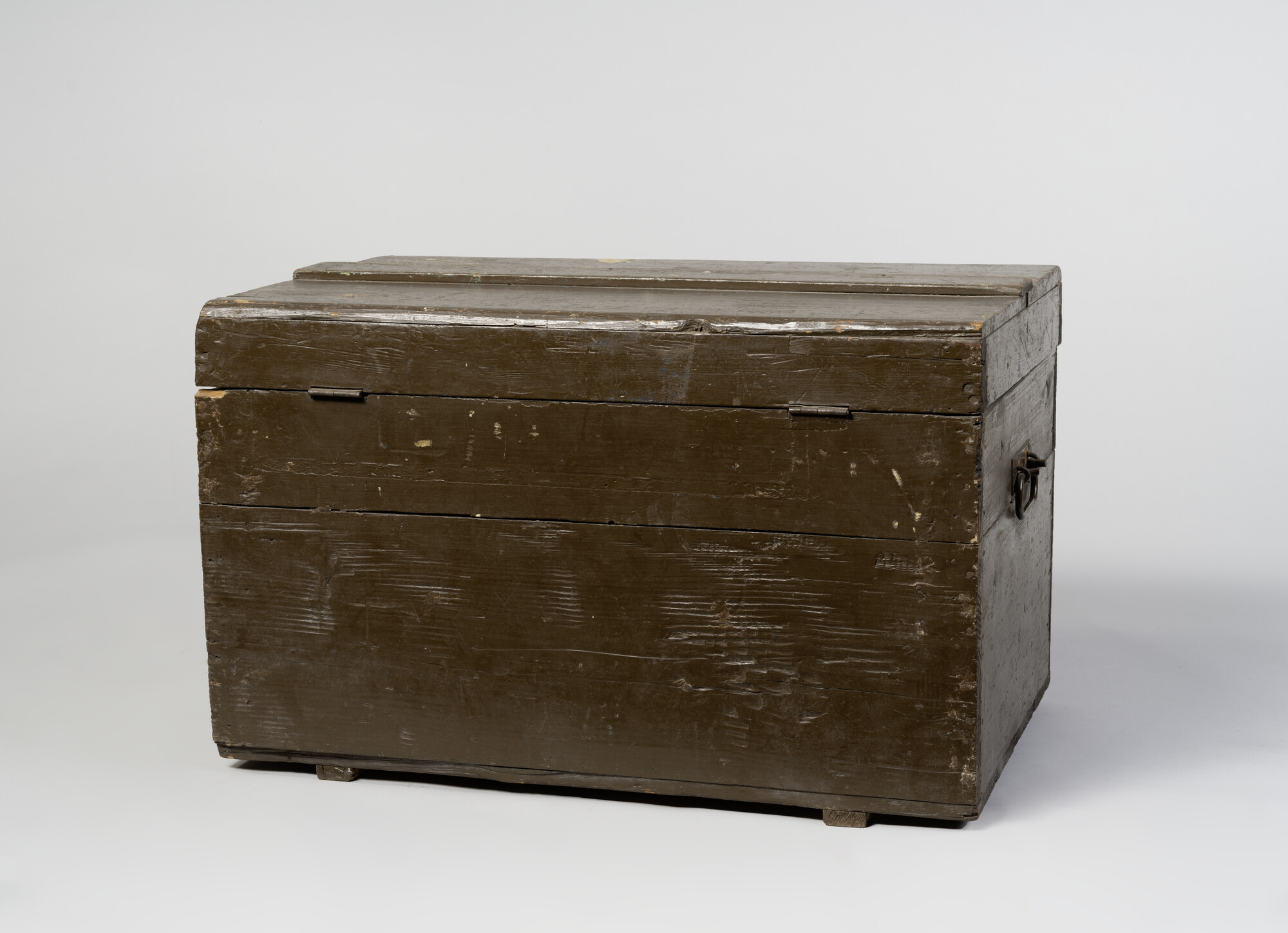 S.5200(59); Bruine scheepskist met inhoud (gereedschap en draaibankonderdelen); kist