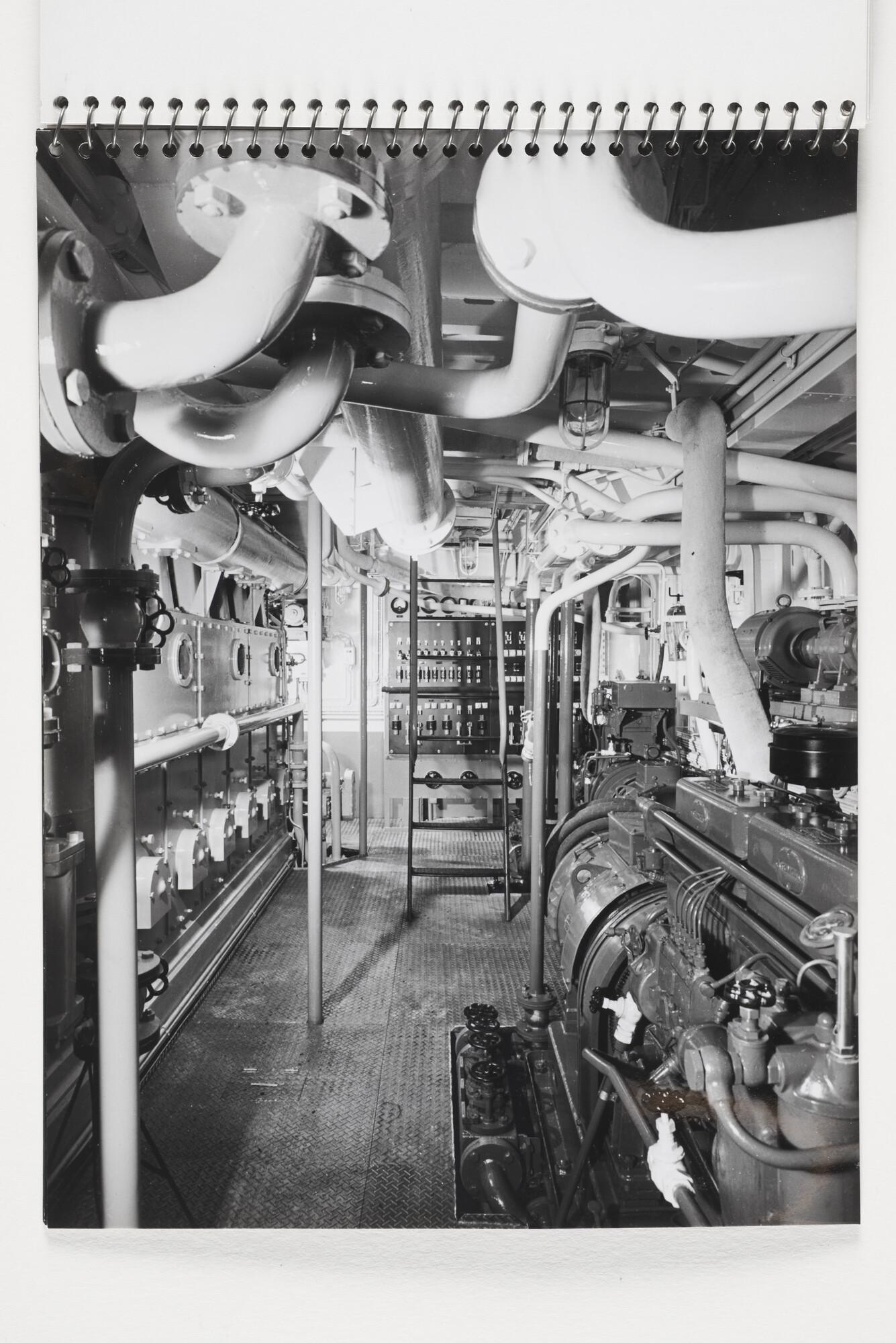 2012.1009; Fotoalbum met zwart-wit foto's van de gemotoriseerde sleepboten Sugi en Sukamandi van de scheepswerf de Vries Lentsch; fotoalbum