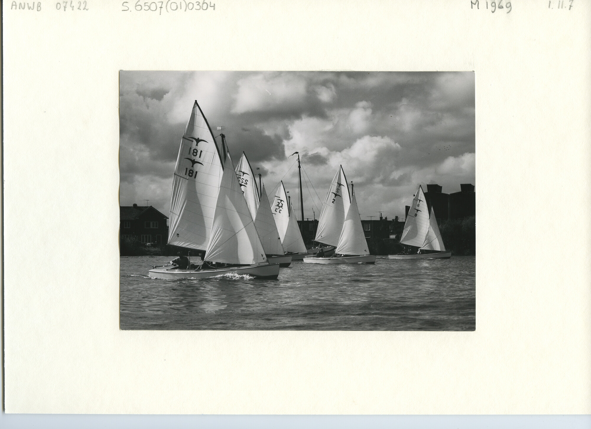 S.6507(01)0364; Valken tijdens wedstrijden van de Haarlemsche Jacht Club op het Spaarne bij Haarlem; foto