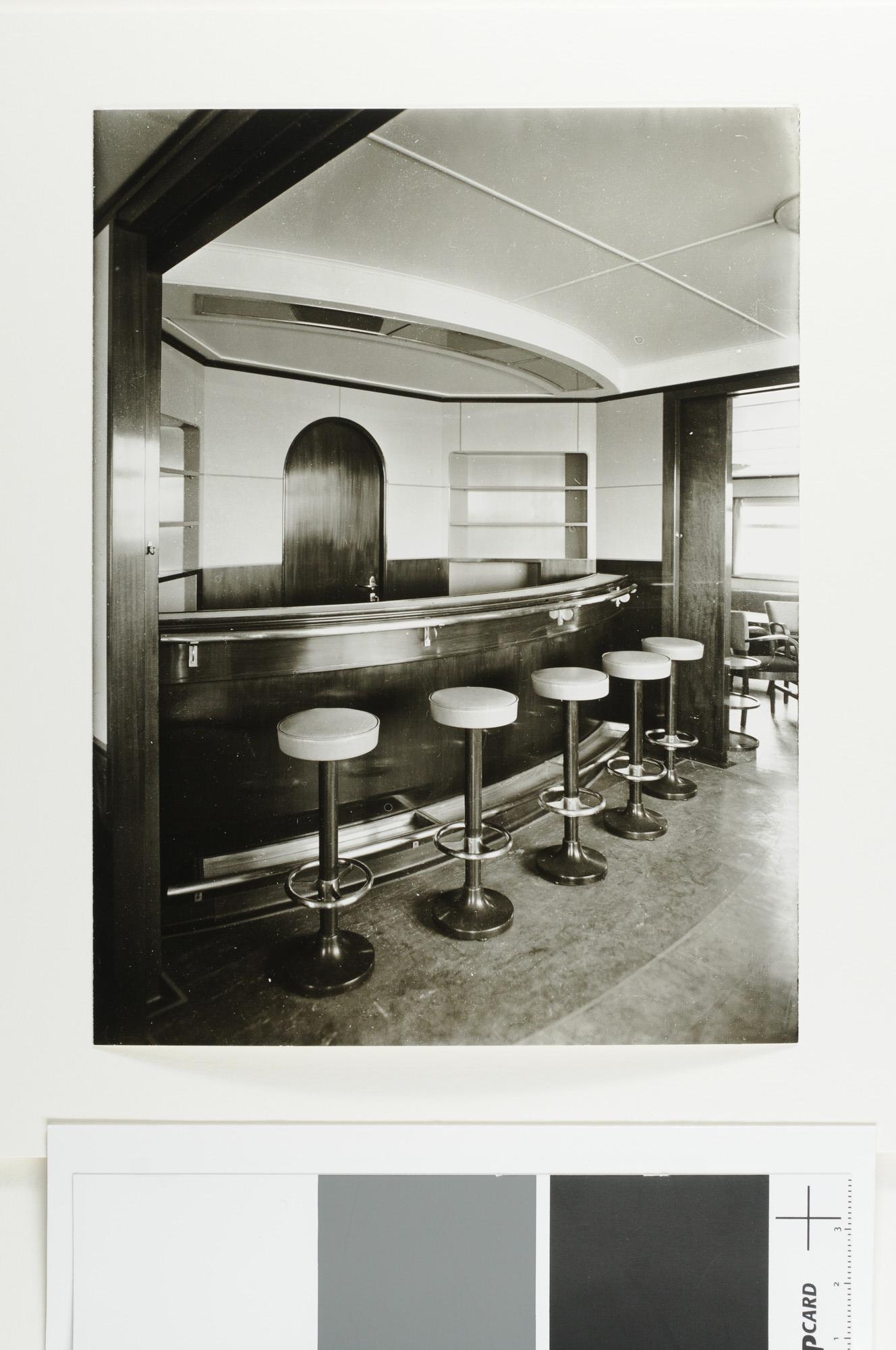 A.5023(01); Reproductiefoto's van het passagiersschip ms. 'Bolkoburg' en het scheepsinterieur ontworpen door H.P. Mutters & Zn; fotoreportage