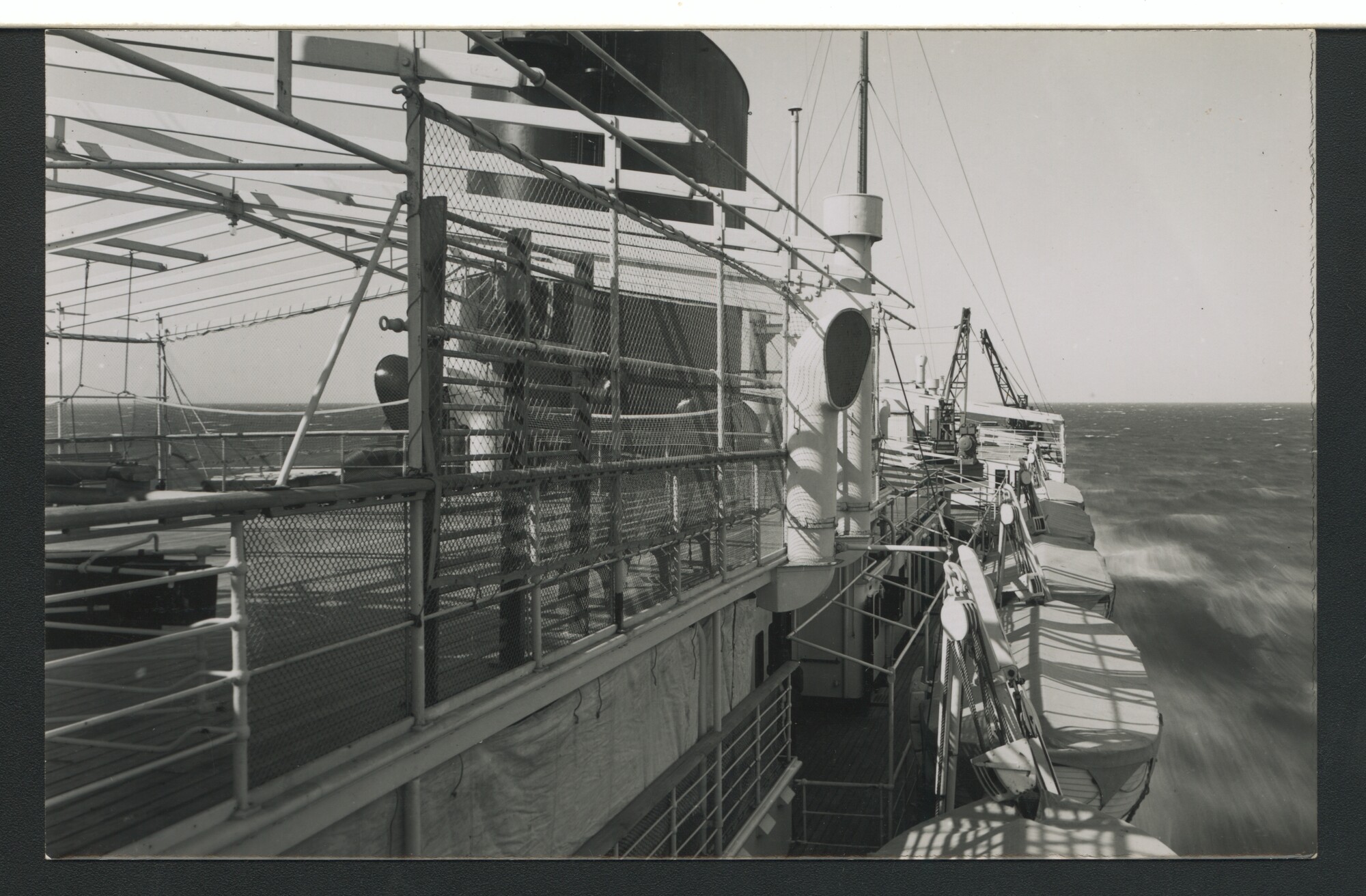 S.4380(04)169; Drie foto's van het passagiersschip ms. 'Baloeran' van de NV Rotterdamsche Lloyd: gezicht op het sloependek op zee [...]; prentbriefkaart-serie