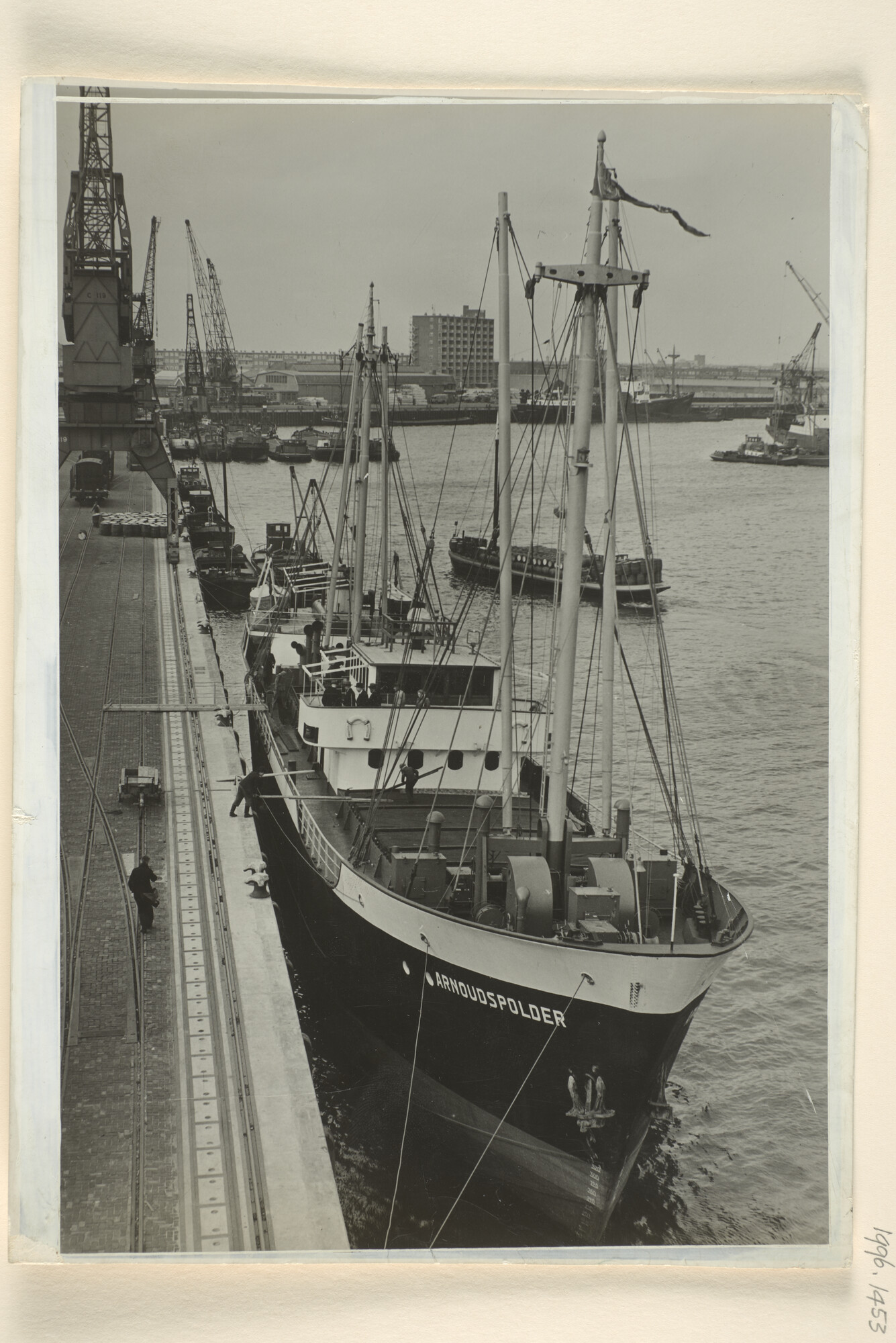 1996.1453; De coaster ms. Arnoudspolder van Cornelders Scheepvaart Maatschappij in [...]; foto