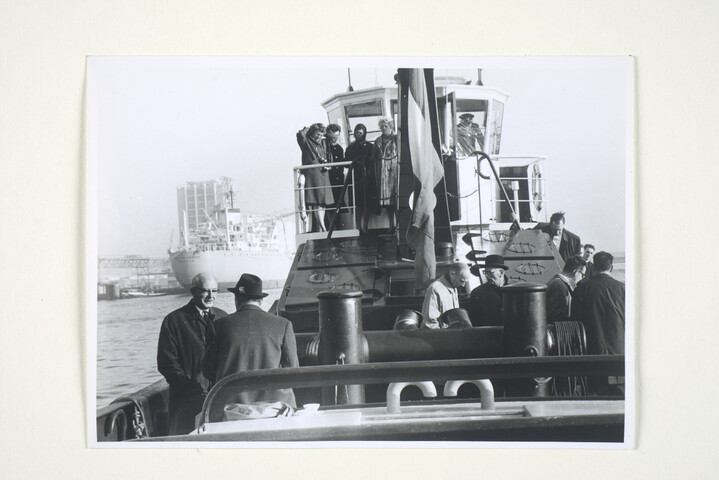 S.5219(12)0427; Tijdens de proeftocht van één van de vier havensleepboten (Pieter Goedkoop [...]; foto