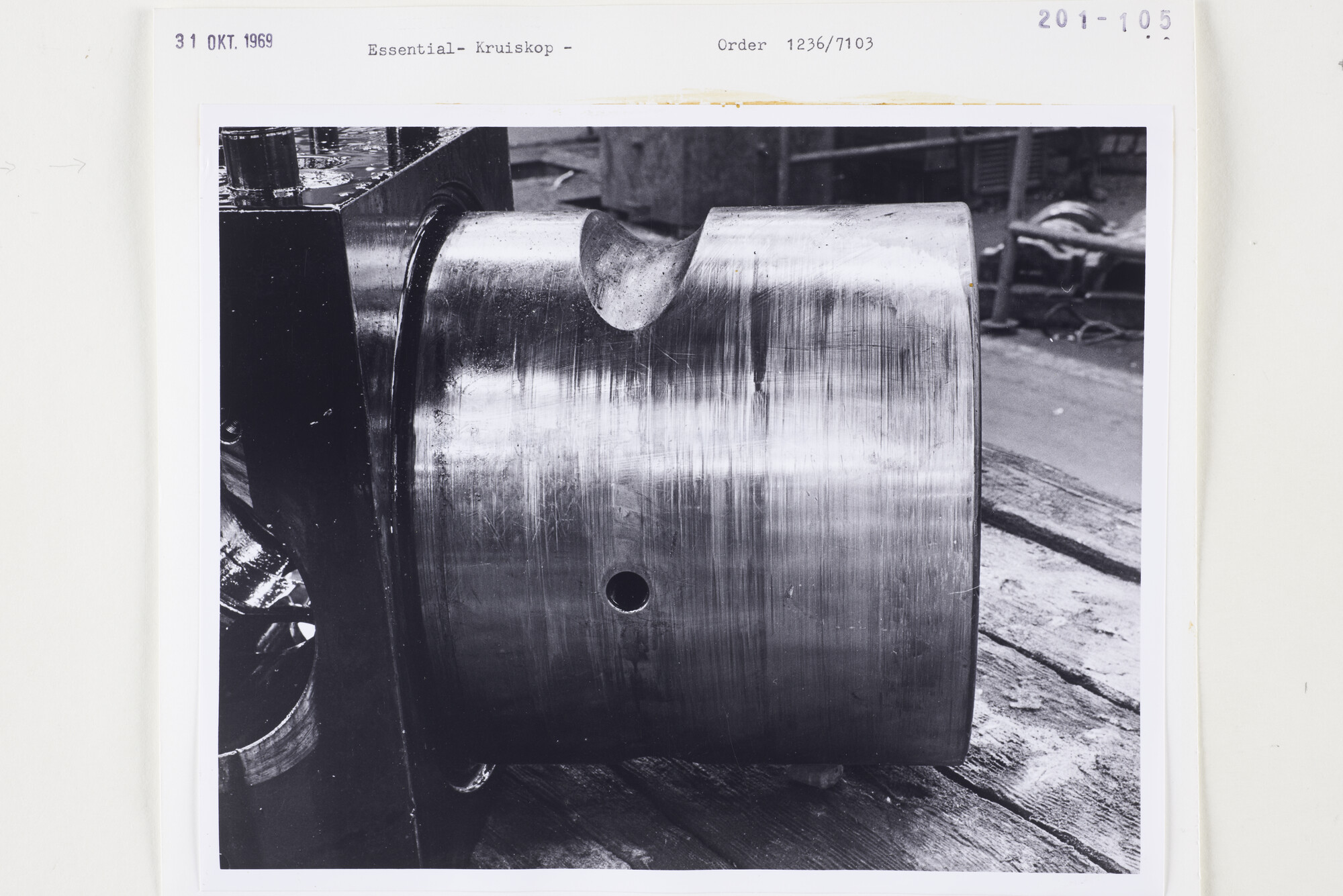 S.5444(5068)12; Foto van schade aan werktuigen in de motorkamer van de Essential; foto