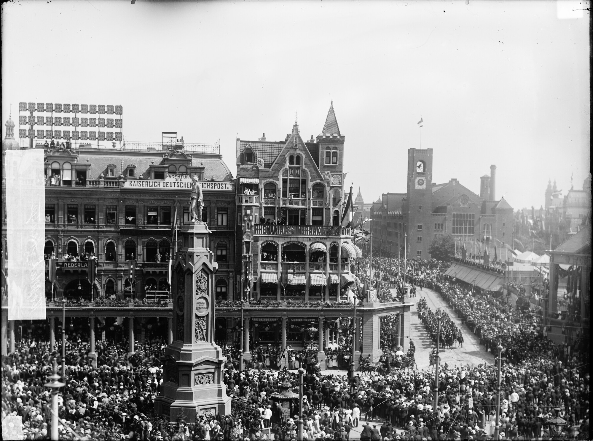 S.1156(06)128-03; Glasnegatief van toeschouwers op de Dam tijdens de inhuldigingsfeesten van koningin Wilhelmina te Amsterdam; negatief