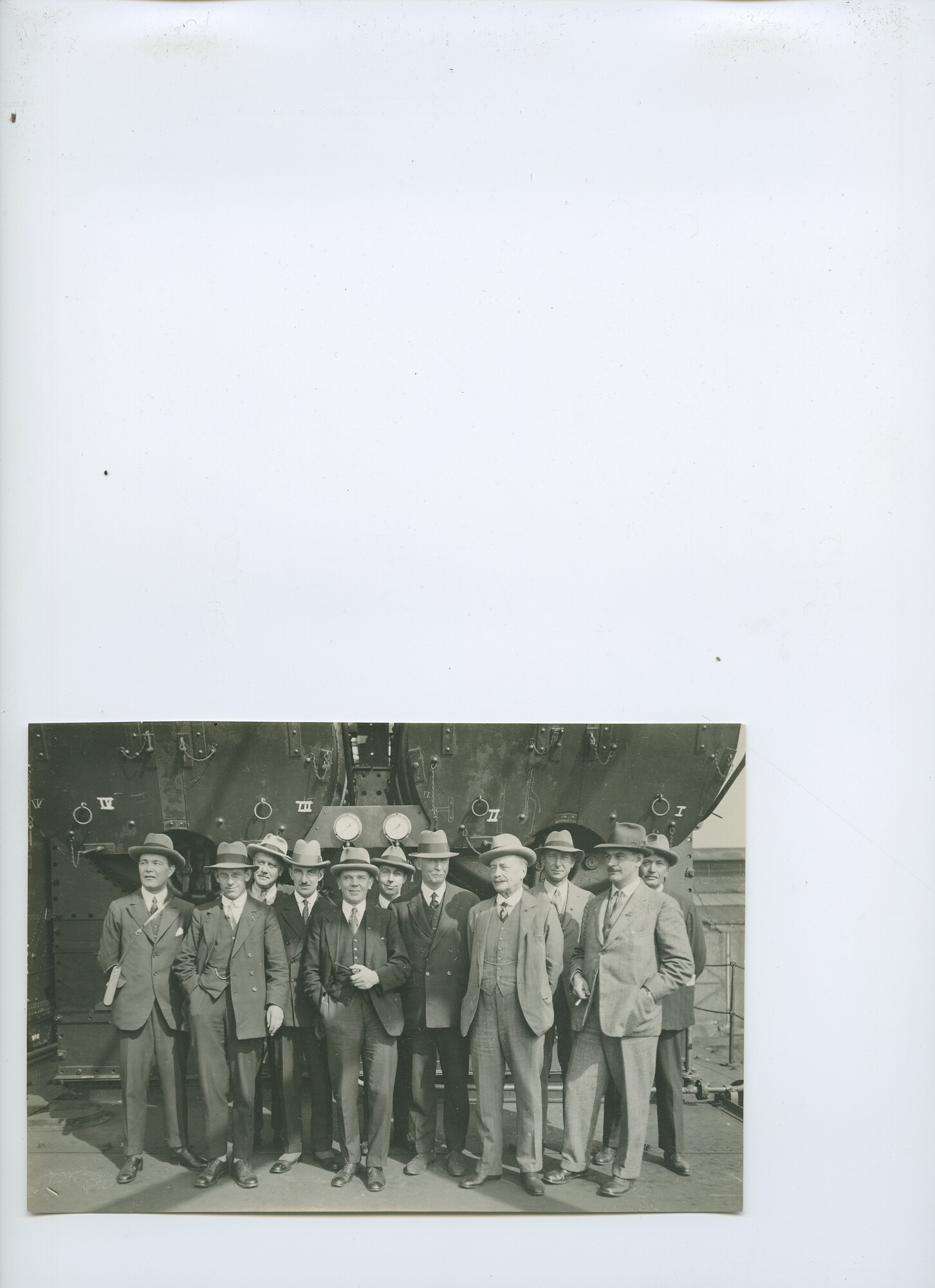 S.6386(114)0043; Foto van gezelschap Engelse heren staande voor twee stoomketels; foto