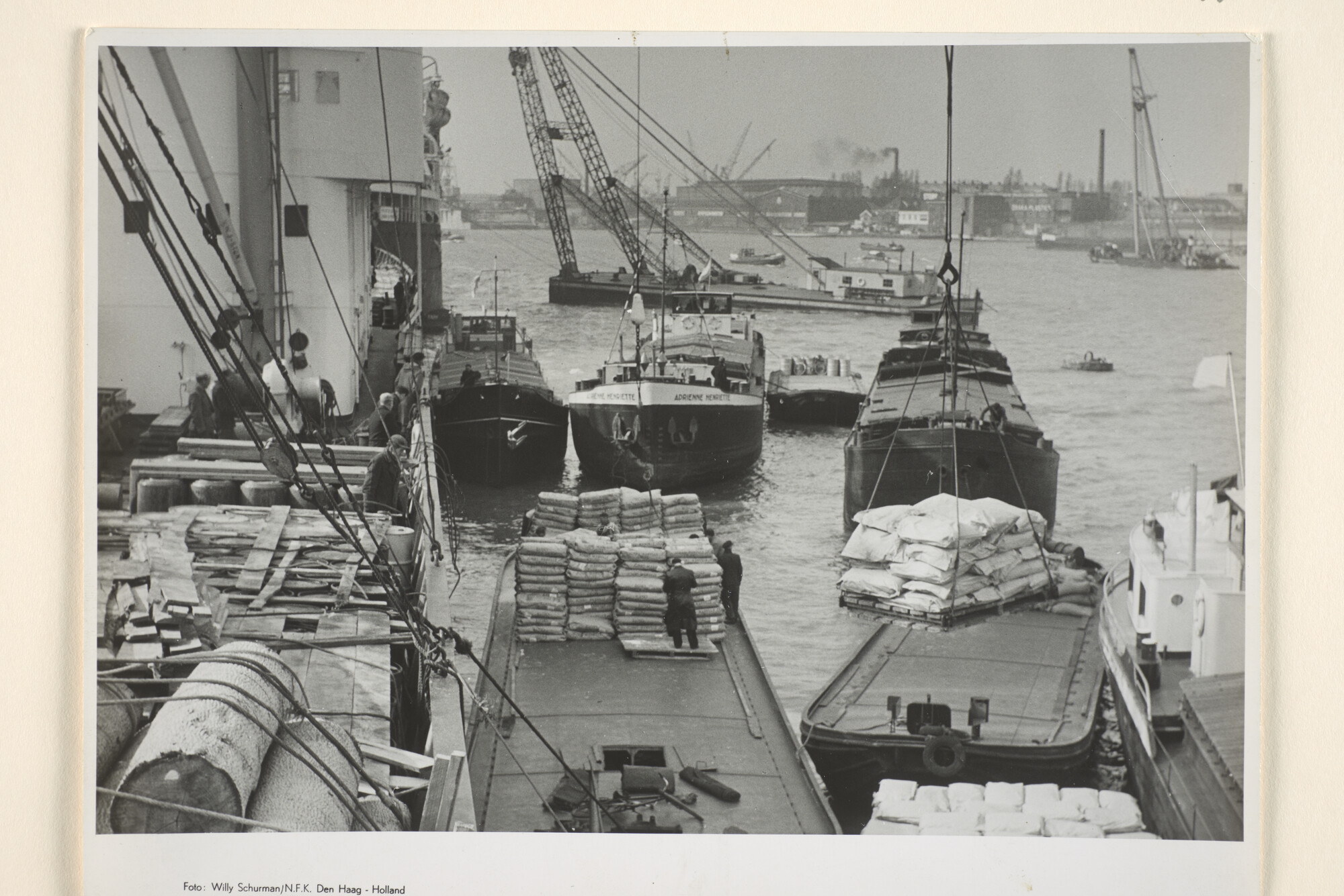 1996.0613; Het lossen van stukgoed vanaf een schip van de Stoomvaart Maatschappij [...]; foto