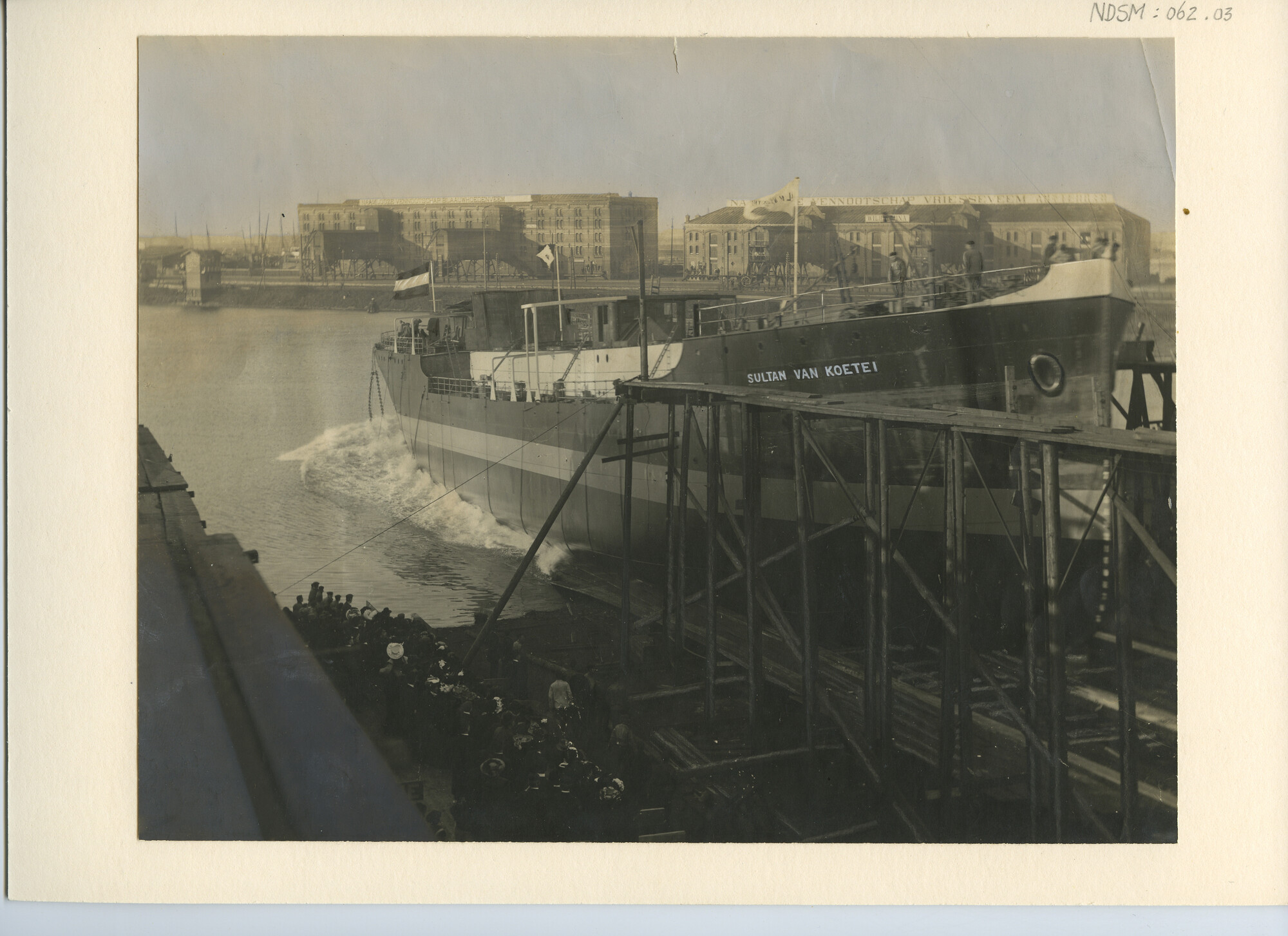 S.5444(3799); De tewaterlating van de tanker ss. Sultan van Koetei bij de NSM; foto