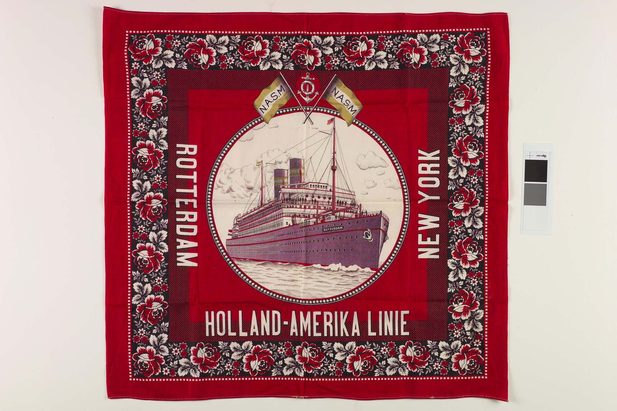 2008.0284; Halsdoek van de Holland-Amerika Lijn; sjaal (kledingaccessoire)